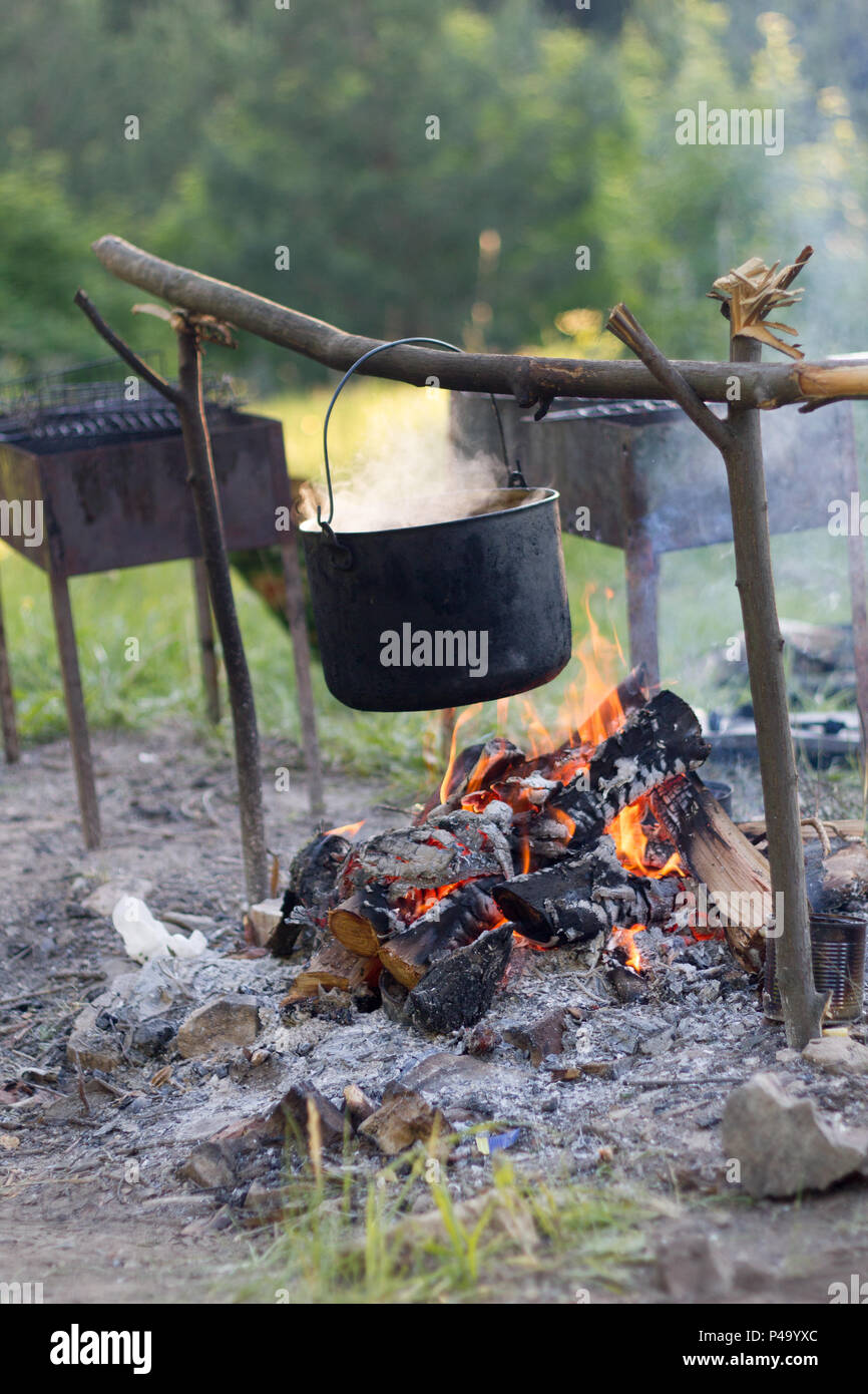 Topf auf dem Lagerfeuer kochen im Wald Stockfoto