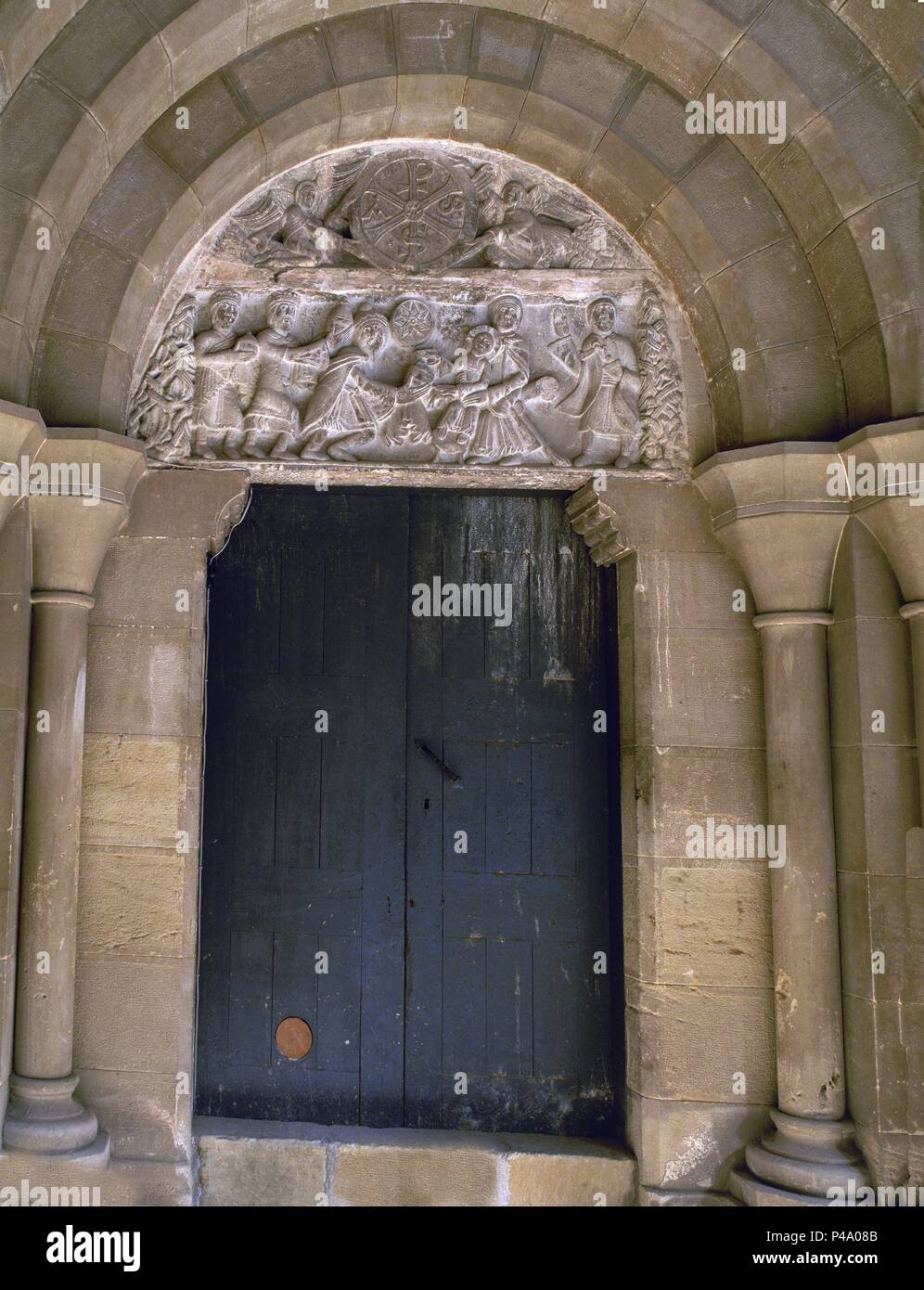 TIMPANO DE LA IGLESIA DEL MONASTERIO DE SAN PEDRO EL VIEJO - SIGLO XII-ALTORRELIEVE CON LA ADORACION DE LOS MAGOS. Lage: MONASTERIO DE SAN PEDRO EL VIEJO, SPANIEN. Stockfoto