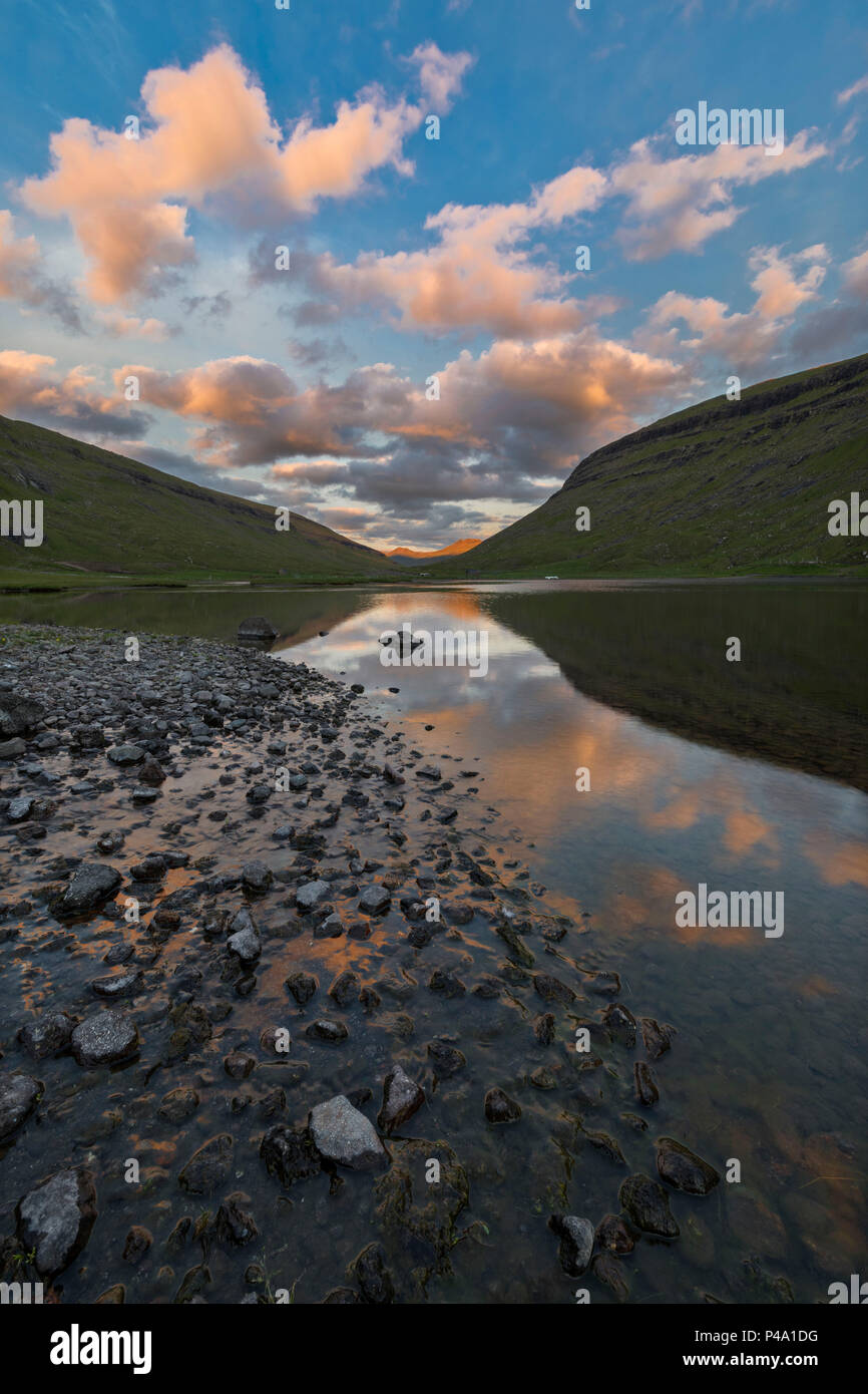 Die Wolken im See Saksunarvatn bei Sonnenuntergang, Saksun, Streymoy Insel wider, Färöer Inseln Stockfoto