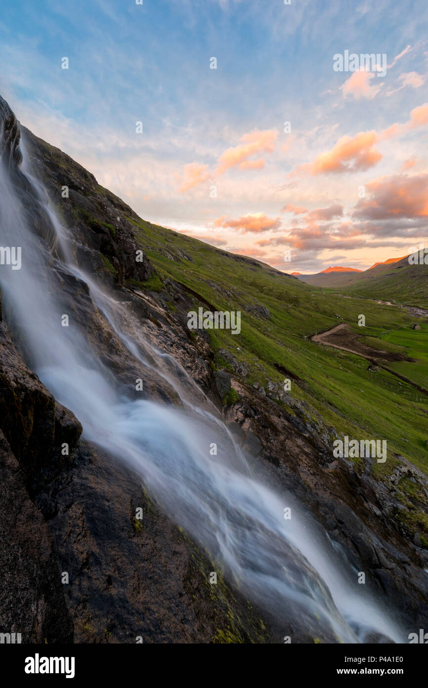 Wasserfall bei Sonnenuntergang, Saksun, Streymoy Island, Färöer Inseln Stockfoto