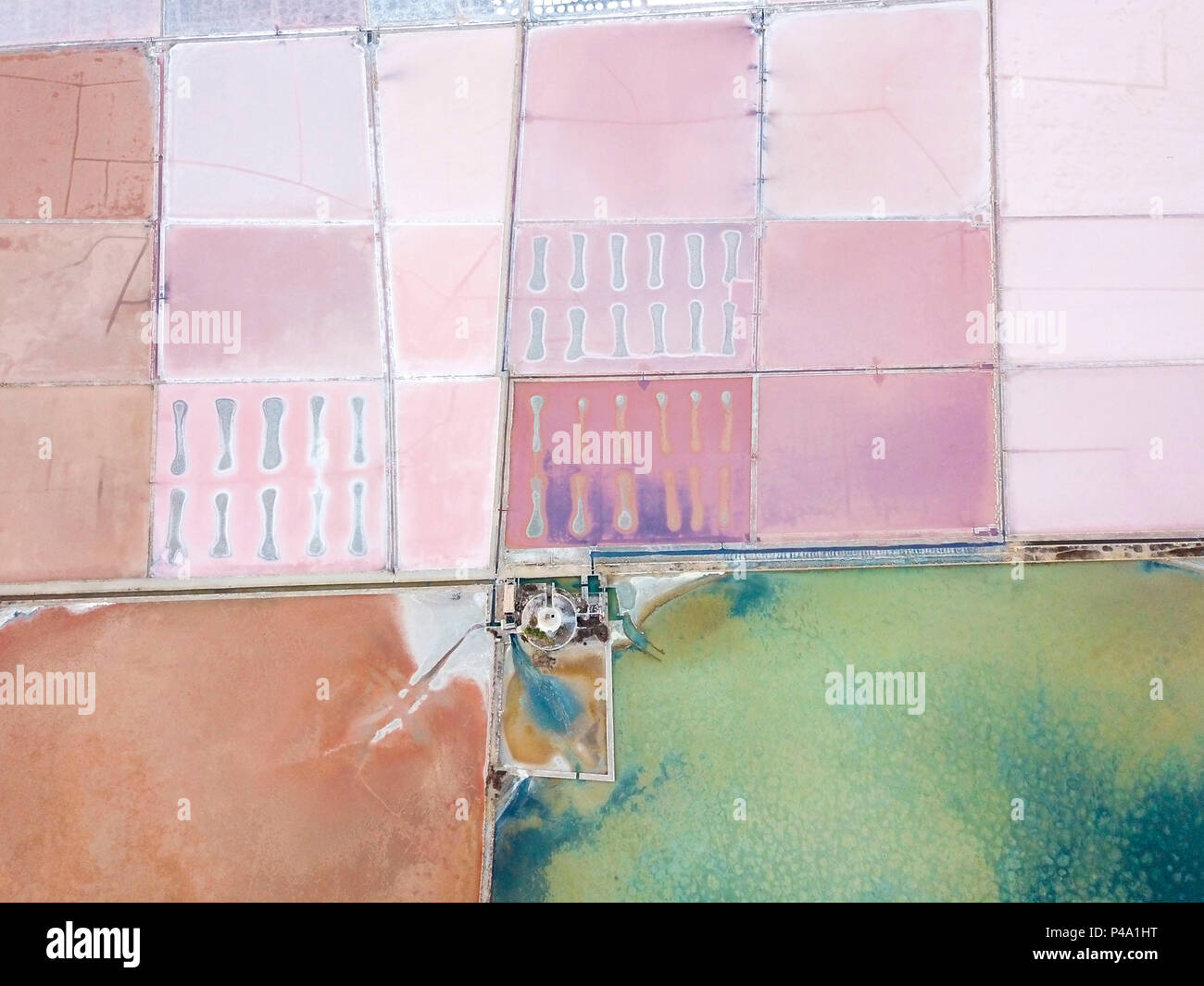 Luftaufnahme von Salt Flats bei Sonnenaufgang, Kochsalzlösung dello Stagnone, Marsala, Provinz Trapani, Sizilien, Italien Stockfoto