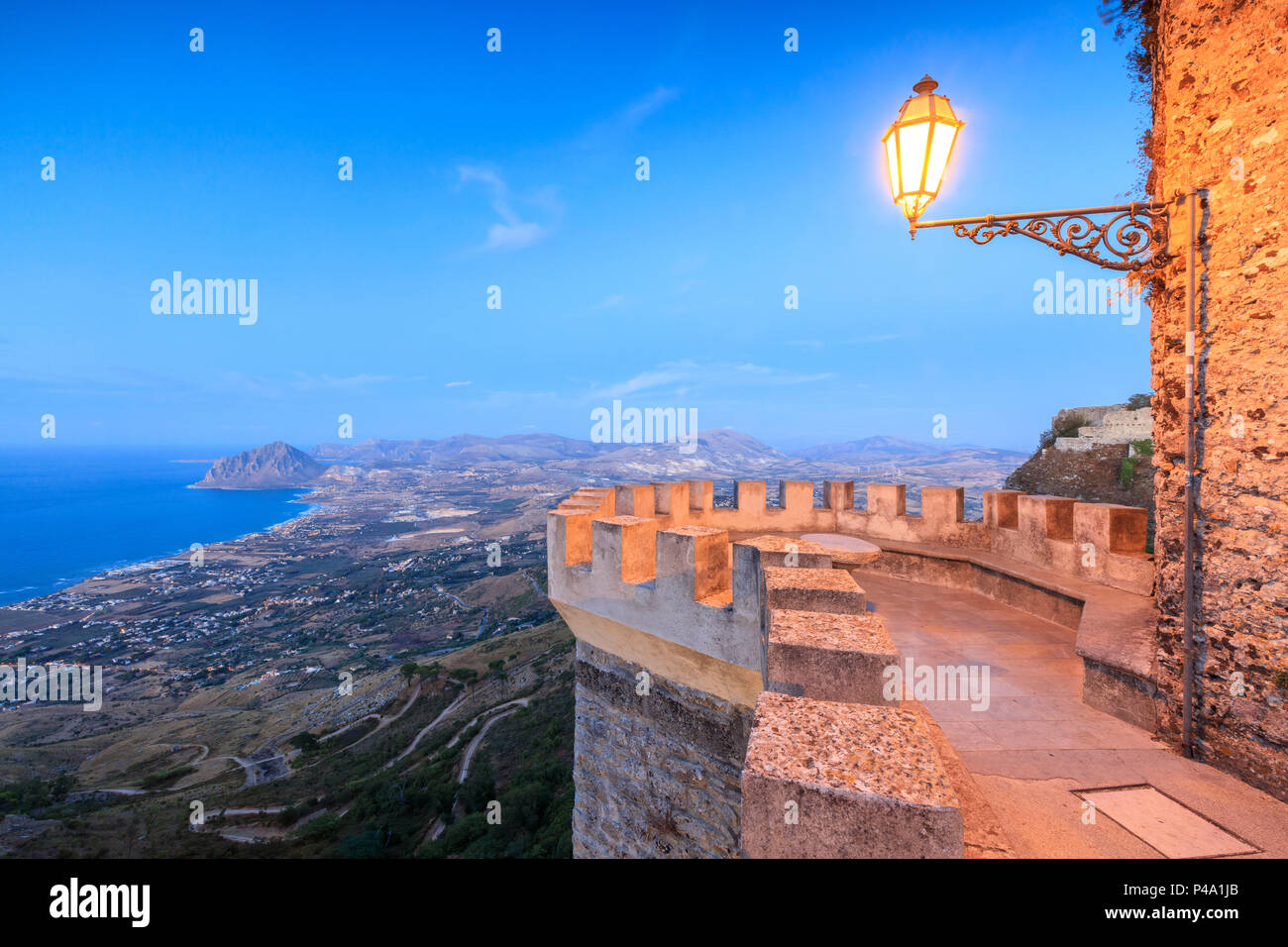 Terrasse Richtung Monte Cofano, Erice, Provinz Trapani, Sizilien, Italien Stockfoto
