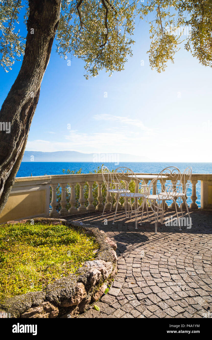 Eine schöne Terrasse Garten am Gardasee, Toscolano Maderno, Provinz Brescia, Lombardei, Italien Stockfoto