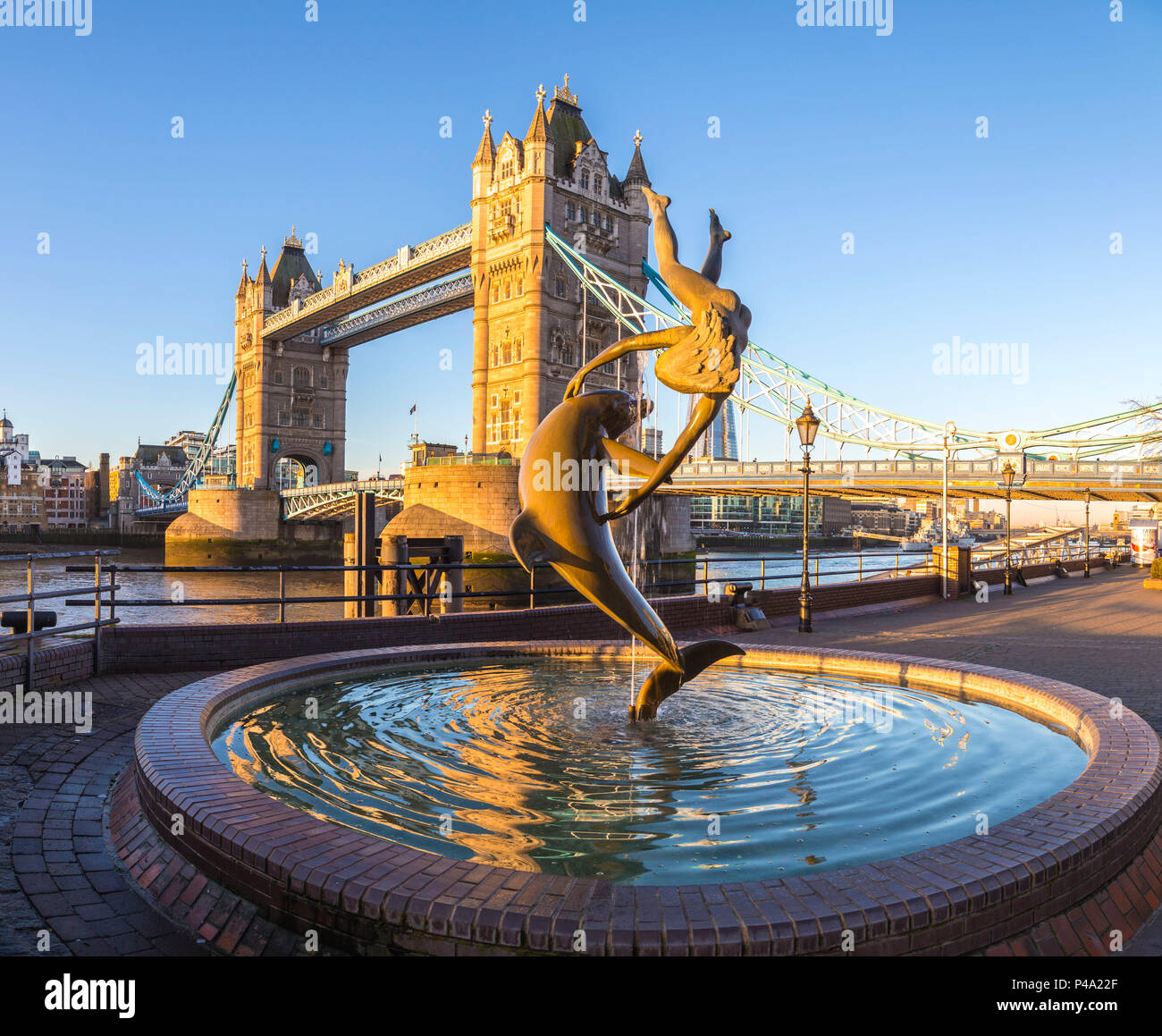 Der London Bridge und der Dolphin Fountain, London, Vereinigtes Königreich. Stockfoto