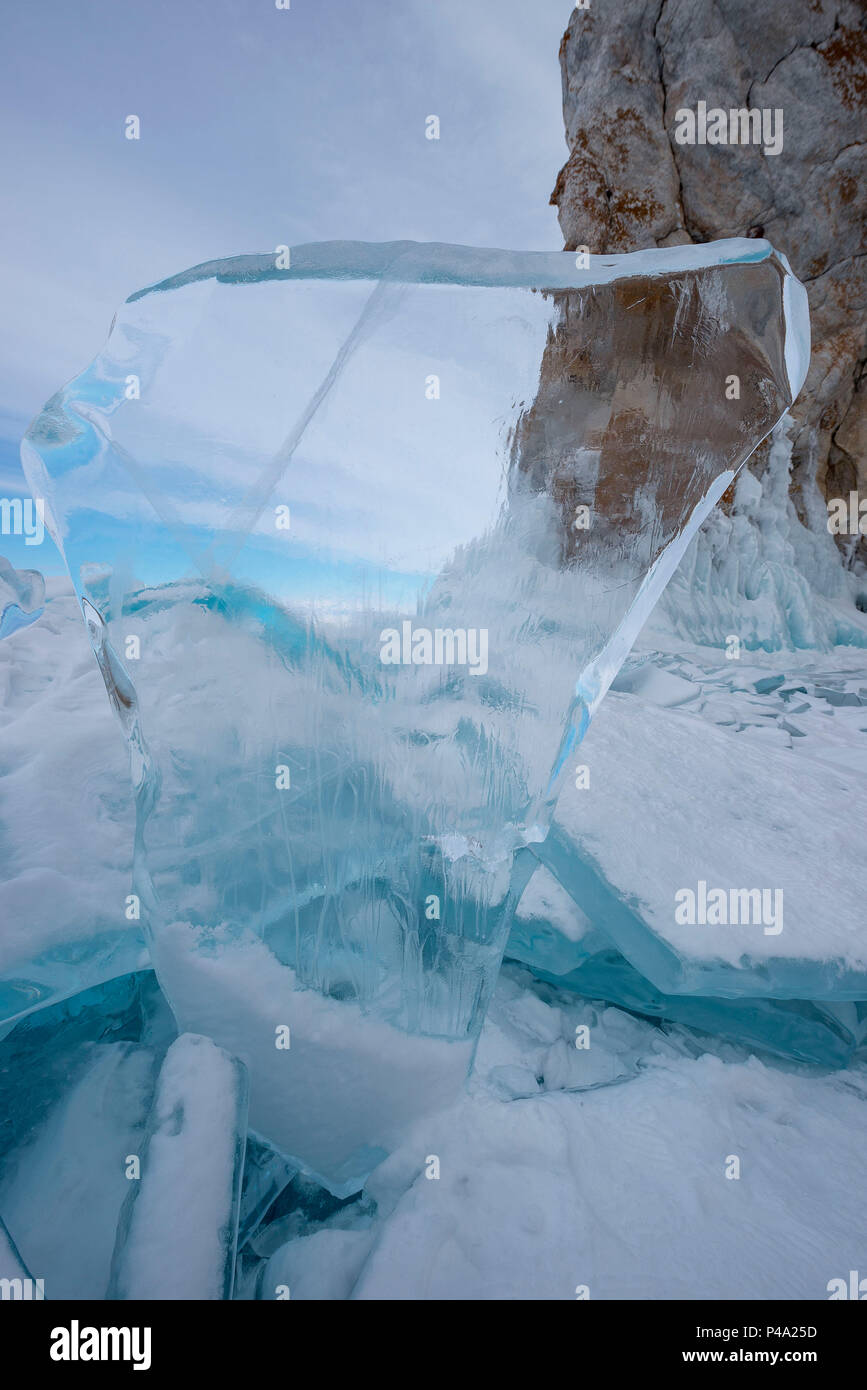 Stück transparente Eis auf dem Baikalsee, Irkutsk Region, Sibirien, Russland Stockfoto