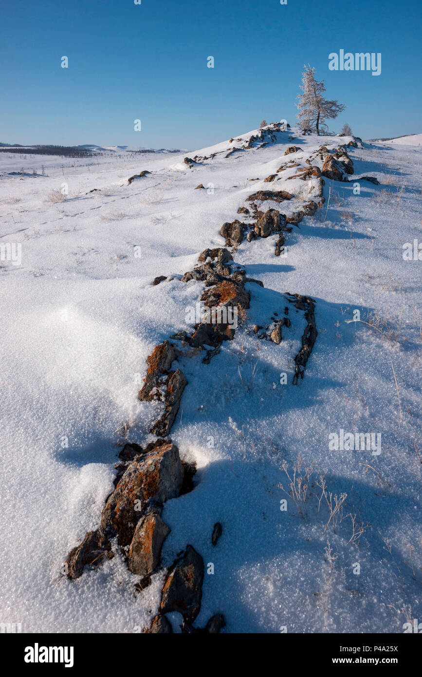 Steine unter dem Schnee an Tazhiran Steppe, Irkutsk Region, Sibirien, Russland Stockfoto