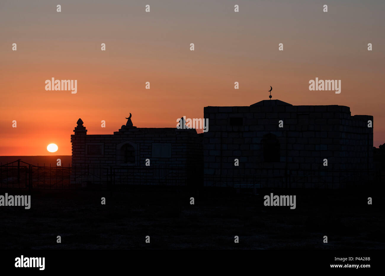 Alte kasachischen Friedhof als Kulbarak Ata bei Sonnenaufgang bekannt am Kaspischen Depression, Aktau, Mangystau region, Kasachstan Stockfoto