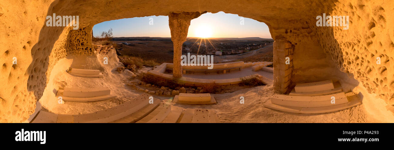 Panoramablick auf das Bild eines alten kasachischen Friedhof Shakpak ORKB bei Sonnenuntergang am Kaspischen Depression, Aktau, Mangystau region, Kasachstan Stockfoto