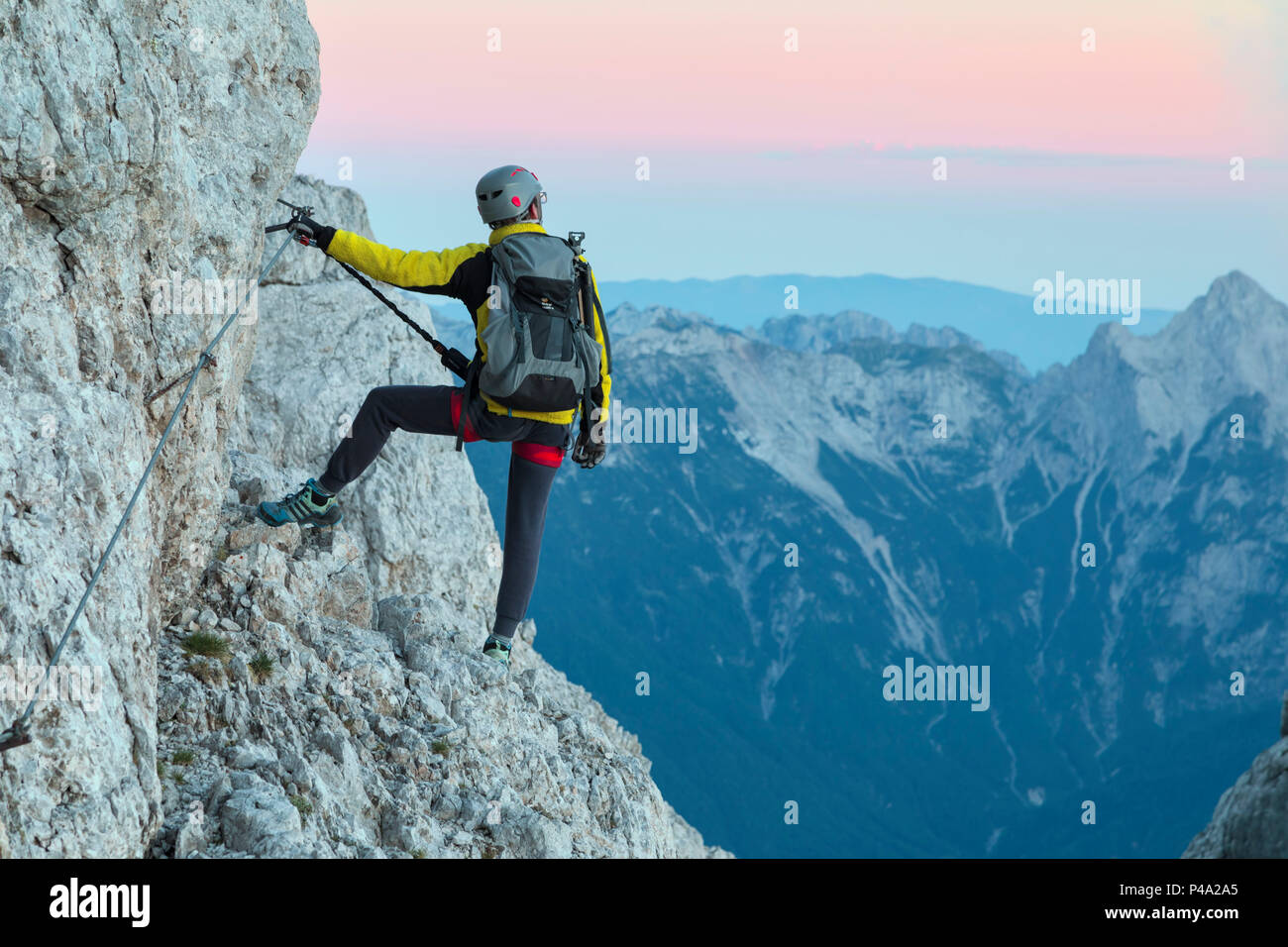 Europa, Italien, Venetien, Agordino, Bergsteiger auf dem Klettersteig Stella Alpina am Mount Agner, Pale di San Martino, Dolomiten Stockfoto