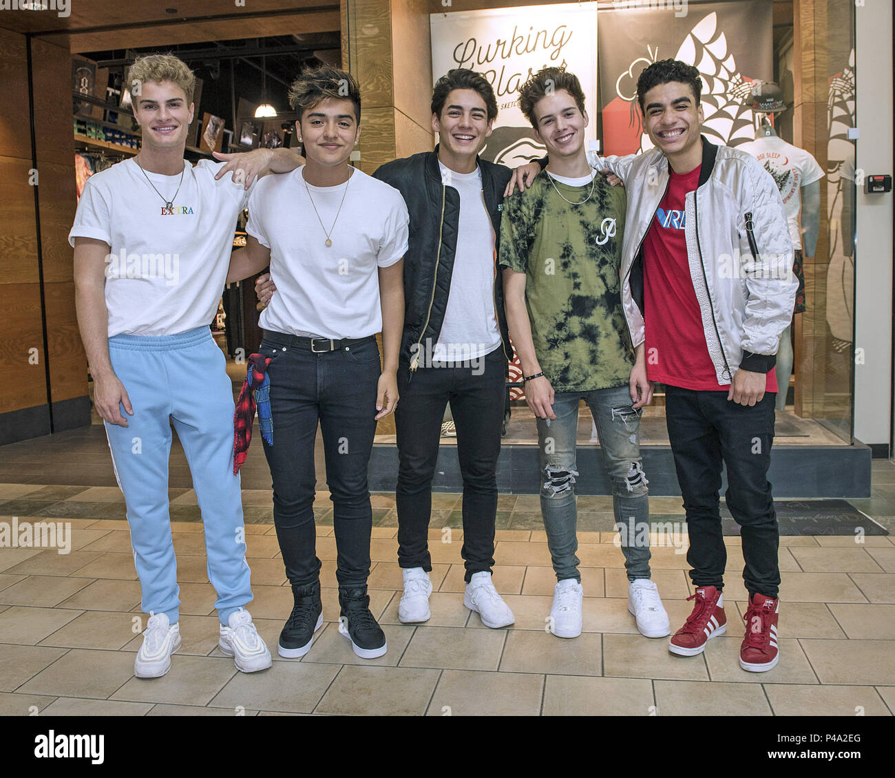 Youngstown, OH, USA. 20 Juni, 2018. 20. Juni 2018 - Youngstown, Ohio - Hollywood Records Künstler im realen Leben ein paar ihrer Hits für ihre Fans an der südlichen Park Mall. Die junge Band aus (von links nach rechts) Brady Tutton, Sergio Calderon, Chance Perez, Michael Conor und zeichnete Ramos, waren die fünf Finalisten aus dem ABC Wirklichkeit Musik Fernsehen Wettbewerb Serie junge Band. Foto: Jason L. Nelson/AdMedia Credit: Jason L. Nelson/AdMedia/ZUMA Draht/Alamy leben Nachrichten Stockfoto