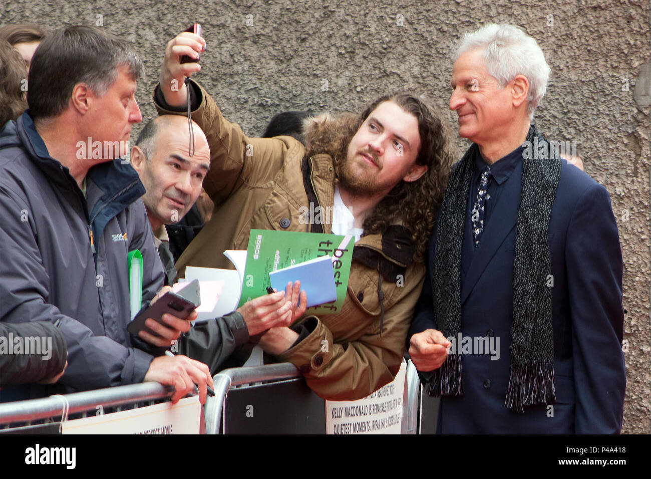 Edinburgh, Schottland, Großbritannien. 20 Juni, 2018. Direktor, Marc Turtletaub, für eine selfie mit einem Ventilator auf dem roten Teppich bei der Filmpremiere von Puzzle posieren, auf dem Festival Theater, Edinburgh, Schottland. Puzzle ist ein 'delightful Film über eine Frau, die ihr Potenzial erreicht nach einer Lebenszeit von der Suche nach dem Anderen, anstatt das Konzentrieren auf sich." Dieses Screening ist Teil der öffnung Nachtgala Strand an der Edinburgh International Film Festival 2018 (EIFF), die zwischen dem 20. Juni und 1. Juli 2018 läuft. Iain McGuinness/Alamy leben Nachrichten Stockfoto
