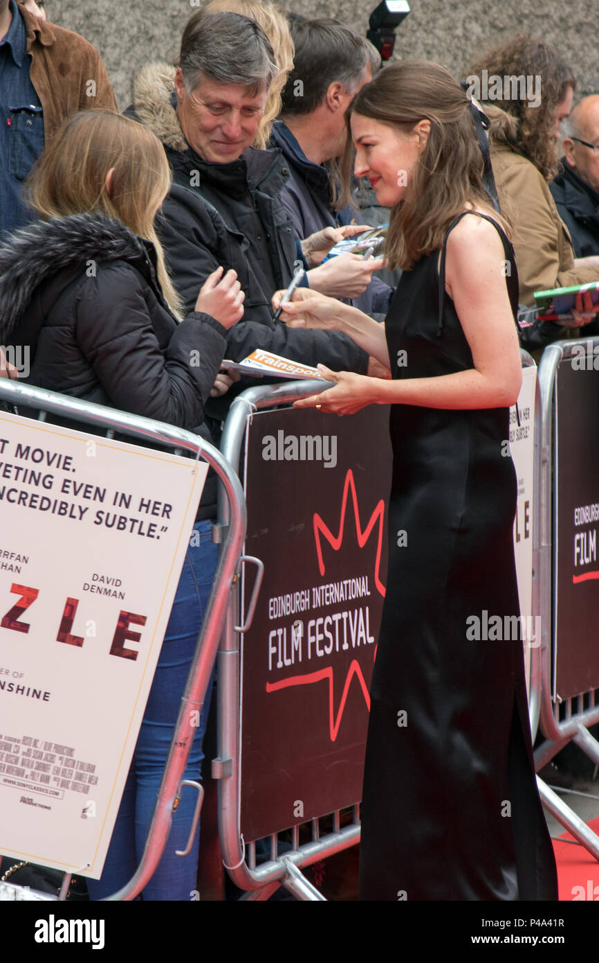 Edinburgh, Schottland, Großbritannien. 20 Juni, 2018. Schauspielerin, Kelly Macdonald, Autogramme auf dem roten Teppich bei der Filmpremiere von Puzzle, auf dem Festival Theater, Edinburgh, Schottland. Puzzle ist ein 'delightful Film über eine Frau, die ihr Potenzial erreicht nach einer Lebenszeit von der Suche nach dem Anderen, anstatt das Konzentrieren auf sich." Dieses Screening ist Teil der öffnung Nachtgala Strand an der Edinburgh International Film Festival 2018 (EIFF), die zwischen dem 20. Juni und 1. Juli 2018 läuft. Iain McGuinness/Alamy leben Nachrichten Stockfoto