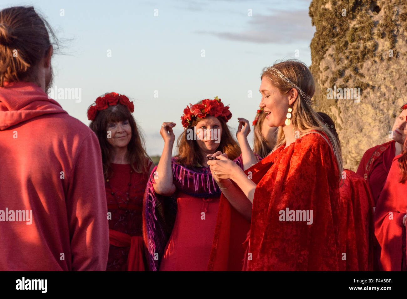 Stonehenge, Amesbury, UK, 20. Juni 2018, meine Damen Singen am Sommersonnenwende Credit: Estelle Bowden/Alamy Leben Nachrichten. Stockfoto