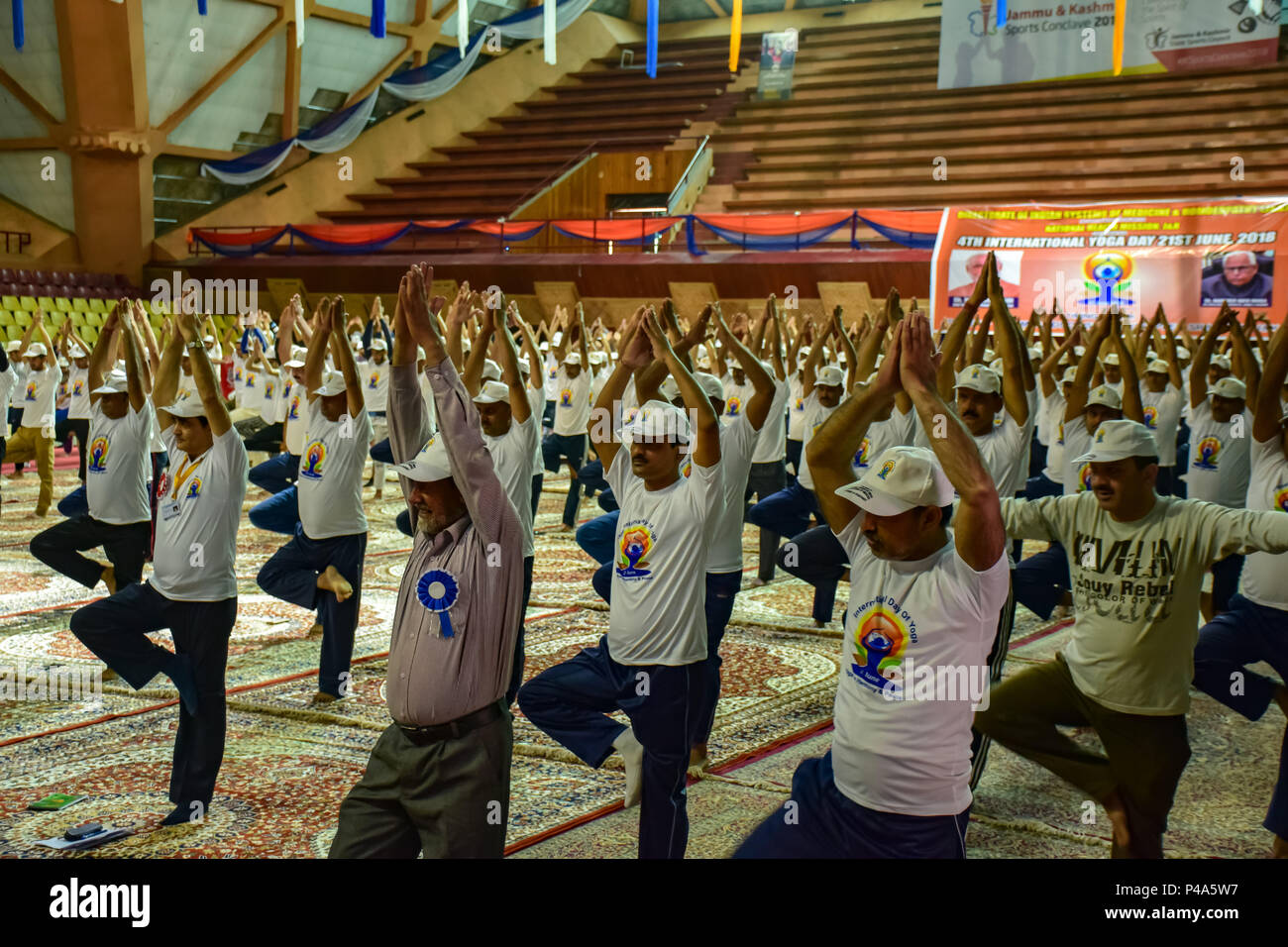 Menschen üben Yoga in Anwesenheit der Govenor von Jammu und Kaschmir N.N. Vohra auf den Internationalen Tag für Yoga in Indore Stadion Srinagar Sommer Hauptstadt des indischen Teil Kaschmirs verwaltet. Yoga wird geglaubt, eine physische, mentale und spirituelle Praxis werden größtenteils nach Indien zugeschrieben. Internationale Yoga Tag ist am 21. Juni jeden Jahres ab 4 Jahren gefeiert und es war im Jahr 2015 einstimmig von der Generalversammlung der Vereinten Nationen erklärt. Stockfoto