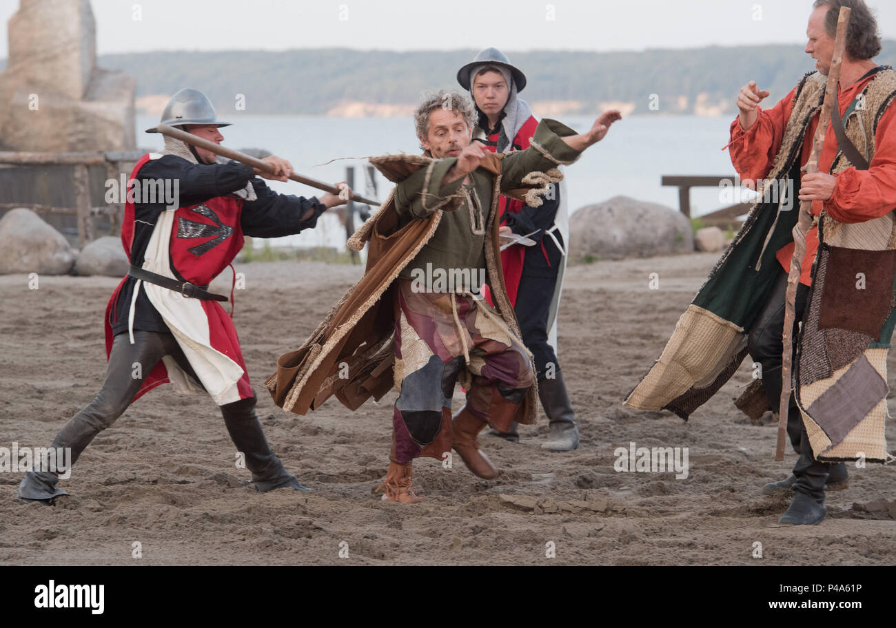 Sassnitz, Deutschland. 20 Juni, 2018. Volker Zack wie der Kleene kämpfen auf der Bühne auf der Insel Rügen die Störtebeker Festspiele. Die diesjährige Produktion mit dem Titel "Ruf der Freiheit" (Lit. Der Ruf der Freiheit) hatte seine Premiere auf dem 23. Juni 2018. Rund 338.000 Zuschauer erlebten die Piraten-abenteuer in den Jahren zuvor. Quelle: Stefan Sauer/dpa/Alamy leben Nachrichten Stockfoto