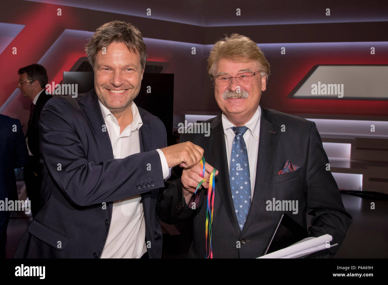 Köln, Deutschland. 04 Feb, 2014. Robert Habeck, Politiker, BâA™ 90/GrÃ'ne (Vorsitzende), Links, verschenkt seine bunte Schnuersenkel zu Elmar BROK, Politiker, CDU, MDEP, bin aischberger", Talk Show, WDR/ARD, 20.06.2018. | Verwendung der weltweiten Kredit: dpa/Alamy leben Nachrichten Stockfoto