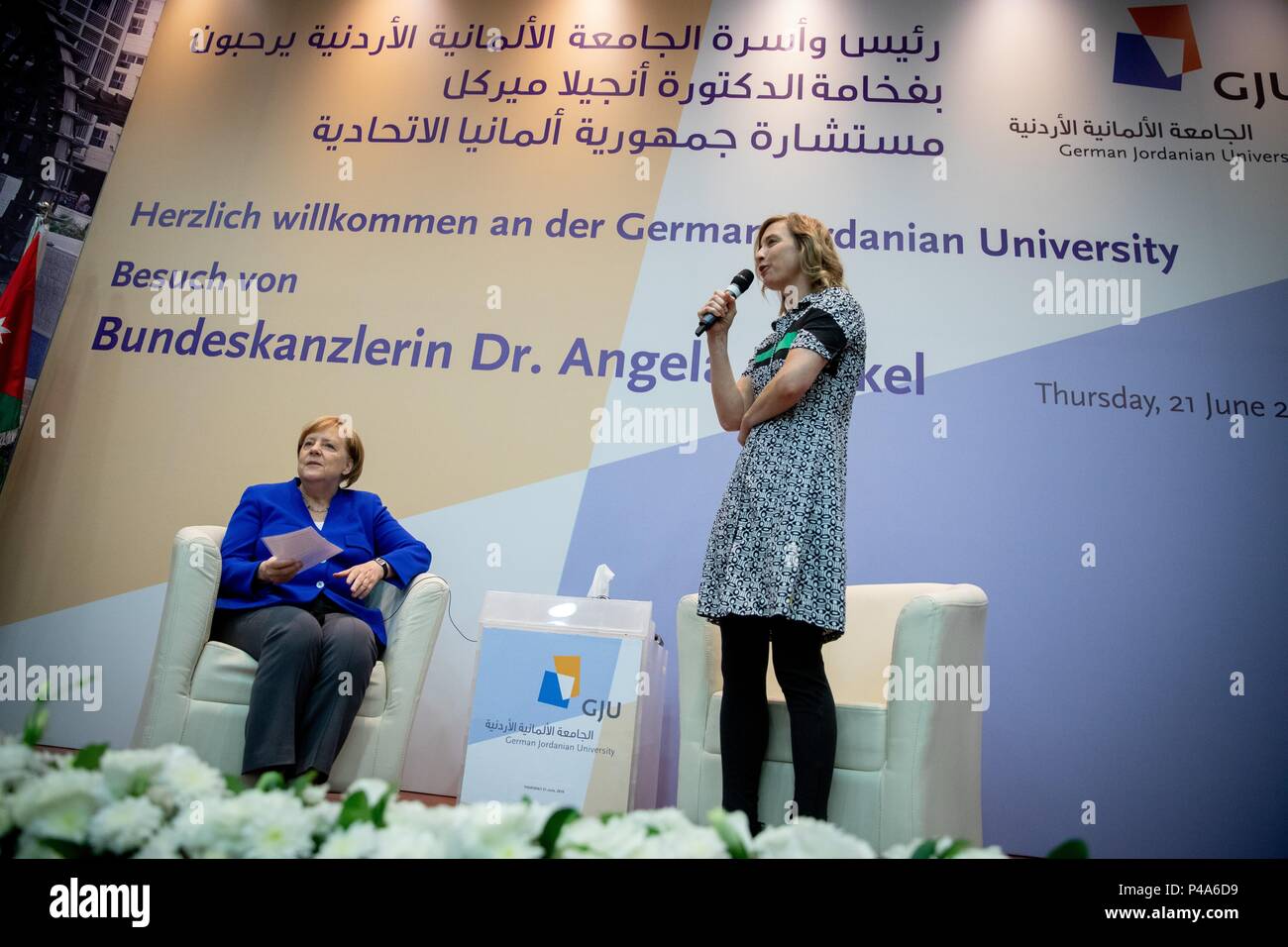 Amman, Jordanien. 21 Juni, 2018. Bundeskanzler von der Christlich Demokratischen Union (CDU), Angela Merkel, und Dorothea Hecht vom Deutsch-Jordanische Universität, spricht auf dem Campus. Die Kanzlerin wird auch sein Besuch in Libanon auf ihren Reisen. Credit: Kay Nietfeld/dpa/Alamy leben Nachrichten Stockfoto