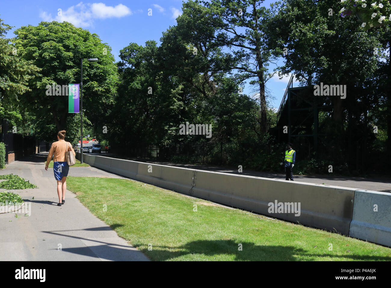 Wimbledon London UK. Juni 2018 21. Anti Terror Sicherheit stahl Barrieren eine London Bridge - style Attack und Fahrzeugen Überfahren des Randsteins zu verhindern haben entlang der Church Road vor der Wimbledon Tennis Championships, die am 2. Apr Credit beginnen installiert worden: Amer ghazzal/Alamy leben Nachrichten Stockfoto