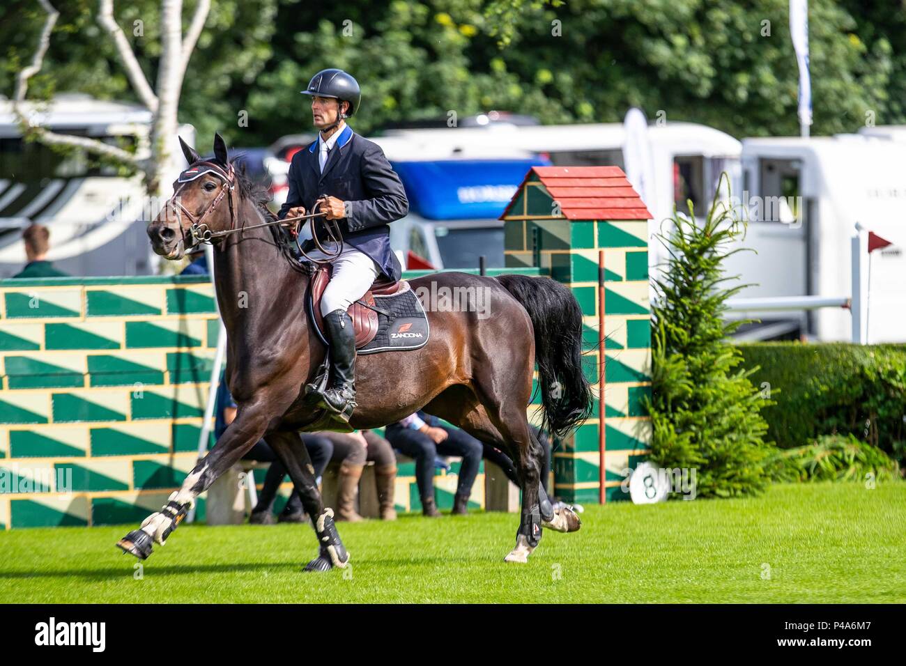 Hickstead, West Sussex, UK. 21 Juni, 2018. Die Al Shira'aa Hickstead Derby treffen. Springen. Sieger. Joao Charleswort reiten Titanic De Moisenais. POR. Das Hickstead Anfänger Meisterschaft. Der All England Parcours, Hickstead, West Sussex. Tag 2. 21.06.2018. Credit: Sport in Bildern/Alamy leben Nachrichten Stockfoto