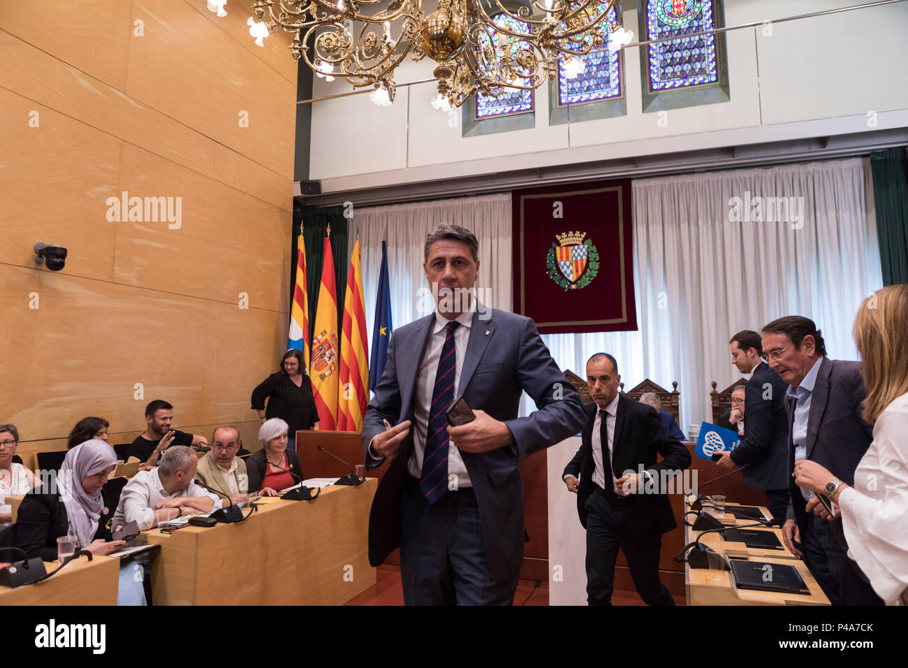 Xavier Garcia Albiol (PP) aus Badalona Rathaus. Die neue Badalona Bürgermeister Alex Pastor geändert mit Unterstützung von PP (Volkspartei) PSC (Sozialisten Partei von Katalonien) und C (Bürgerinnen und Bürger oder Bürger in Englisch), stimmte mit "JA" für einen Misstrauensantrag der aktuelle Bürgermeister Dolors Sabater. Stockfoto