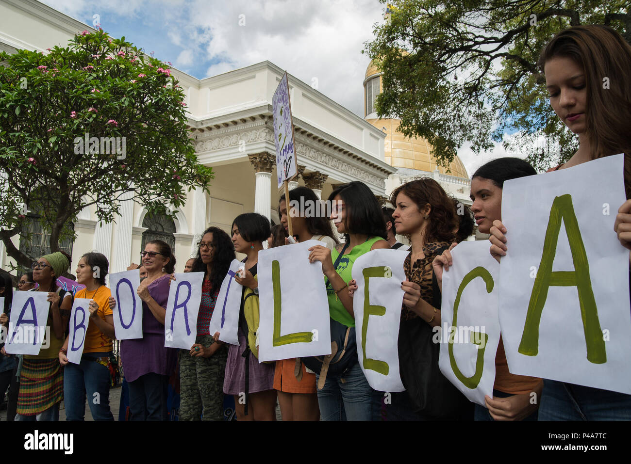 Caracas, Venezuela. 20. Juni 2018. Menschen zur Teilnahme an einer Demonstration vor der Nationalen Verfassungsgebenden Versammlung von Venezuela, die Einbeziehung von rechtlichen, sichere und kostenlose Abtreibung in einer Verfassungsreform zu verlangen. Marcos Salgado/Alamy leben Nachrichten Stockfoto