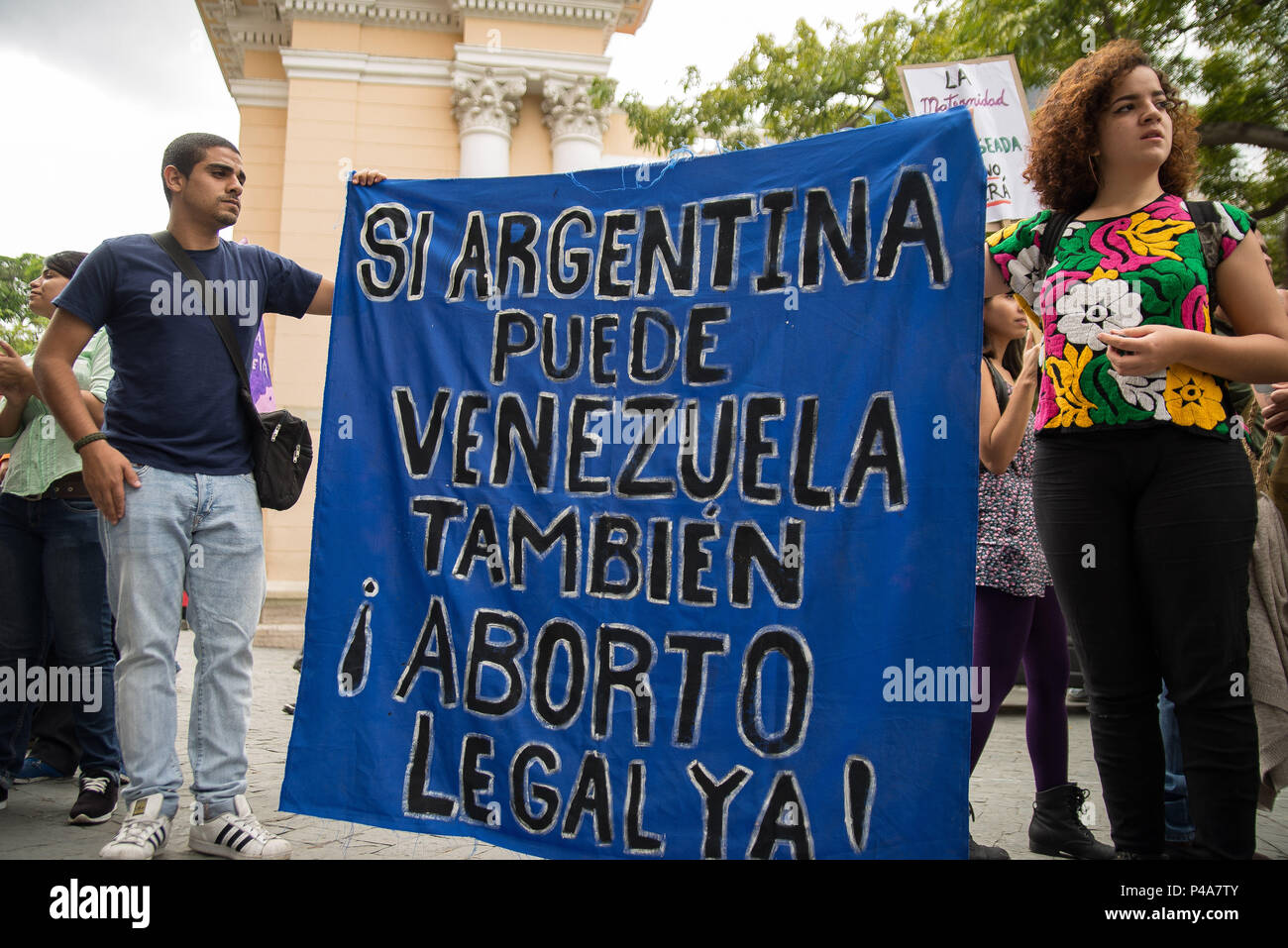 Caracas, Venezuela. 20. Juni 2018. Menschen zur Teilnahme an einer Demonstration vor der Nationalen Verfassungsgebenden Versammlung von Venezuela, die Einbeziehung von rechtlichen, sichere und kostenlose Abtreibung in einer Verfassungsreform zu verlangen. Marcos Salgado/Alamy leben Nachrichten Stockfoto