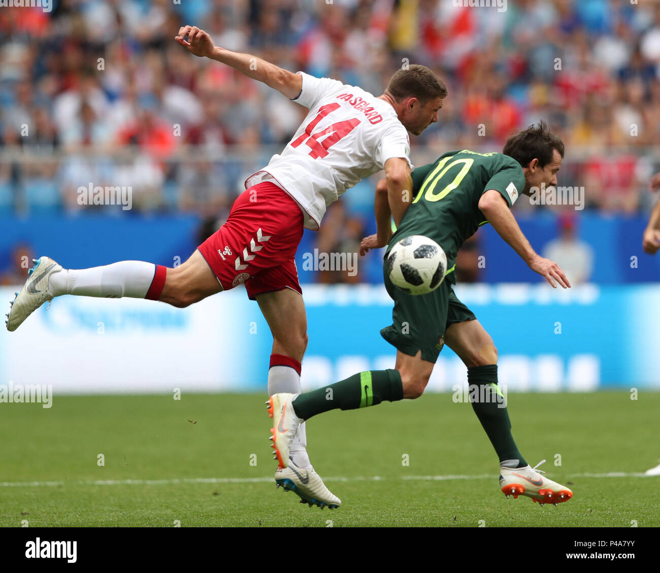 Samara, Russland. 21 Juni, 2018. Henrik Dalsgaard (L) von Dänemark Mias mit Robbie Kruse von Australien während der 2018 FIFA World Cup Gruppe C Spiel zwischen Dänemark und Australien in Samara, Russland, 21. Juni 2018. Credit: Ihr Pingfan/Xinhua/Alamy leben Nachrichten Stockfoto