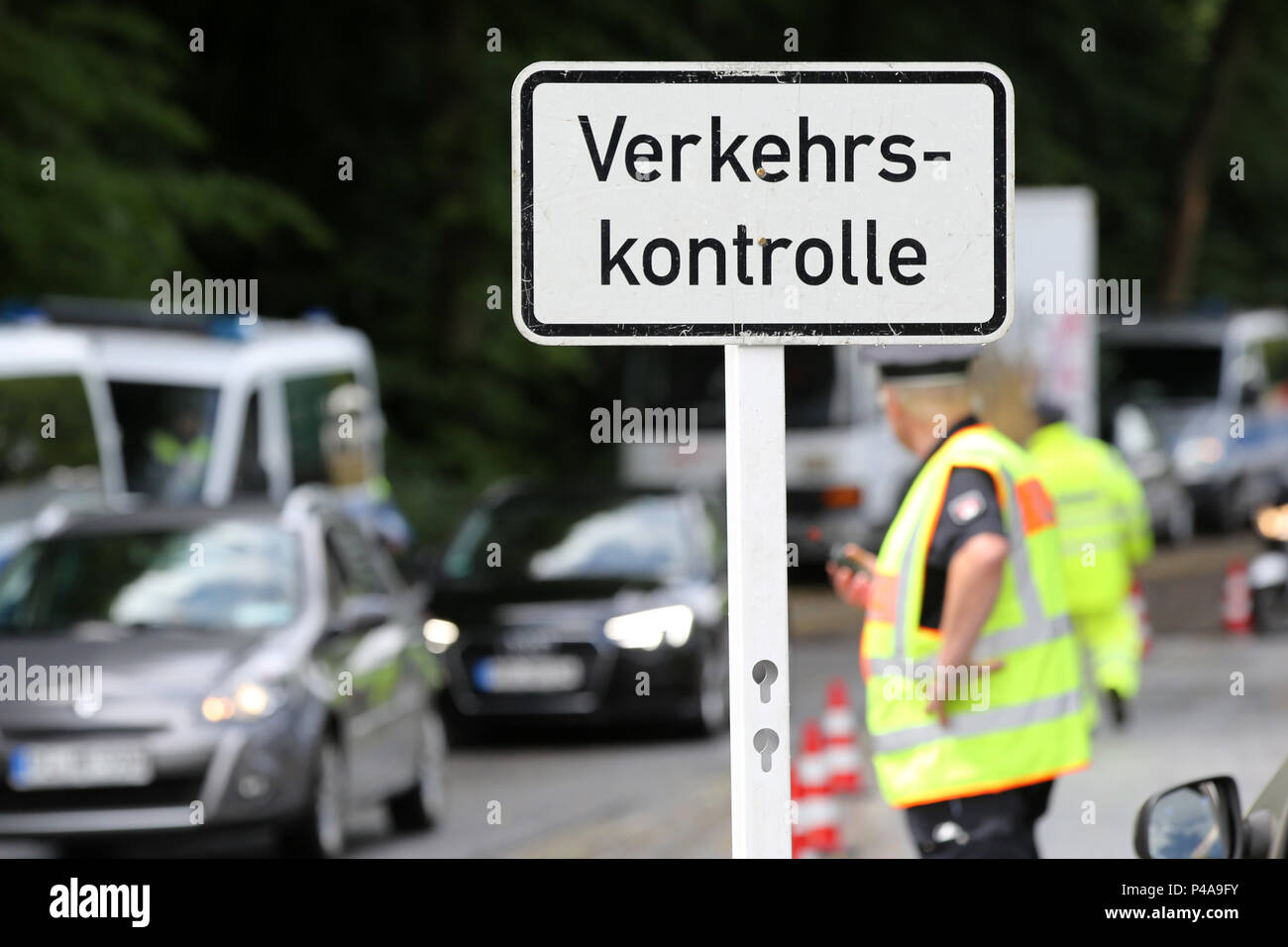 21 Juni 2018, Hamburg, Deutschland: ein Schild mit der Aufschrift 'Traffic' können auf der Website der Polizei die Durchsetzung der Diesel Verbot mit einer großen Inspektion - ältere Diesel-Lkws und Autos gesehen werden, haben vor kurzem in die Max-Brauer-Allee mit einem Abstand von 600 Metern verboten worden, während ältere Lkw haben zu einer Entfernung von 1,6 km zu halten. Geldstrafen werden in Fällen von Verletzungen von nun an übergeben werden. Foto: Bodo Marks/dpa Stockfoto