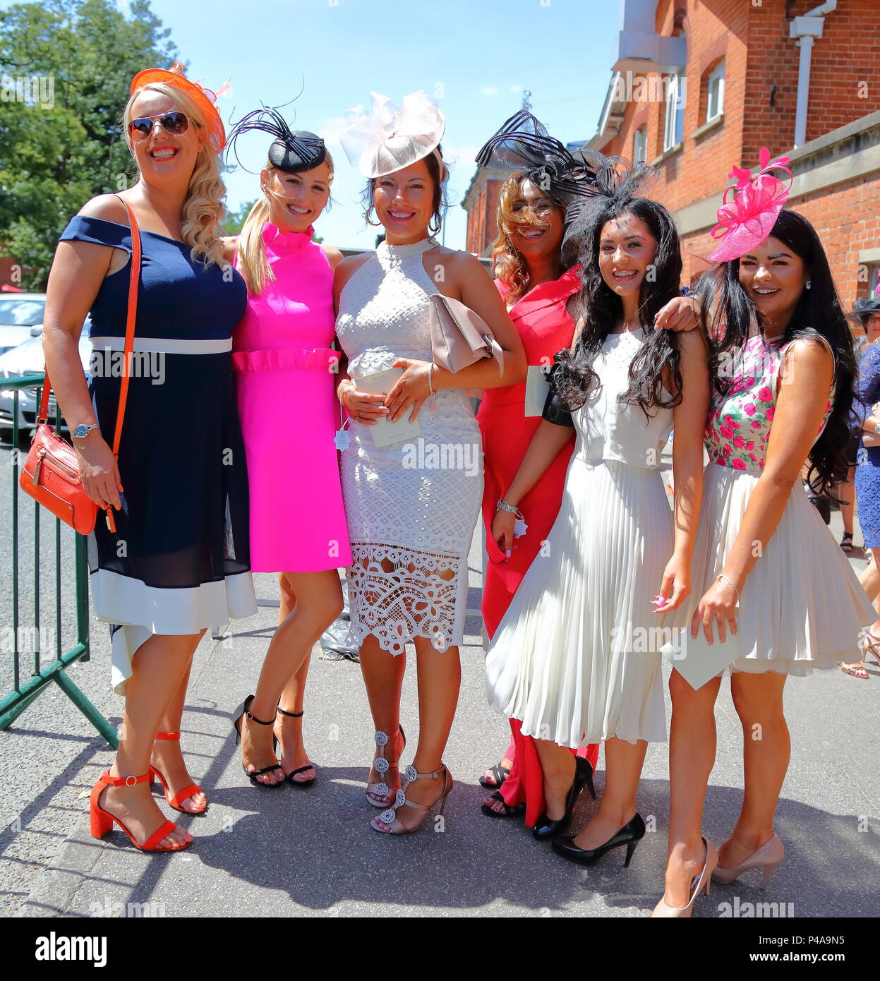 Ascot, Großbritannien. Juni 2018 21. Meine Damen auf einer glamourösen Anzeige an Rennen in diesem Jahr, wie sie für einen guten Tag. Quelle: Uwe Deffner/Alamy leben Nachrichten Stockfoto