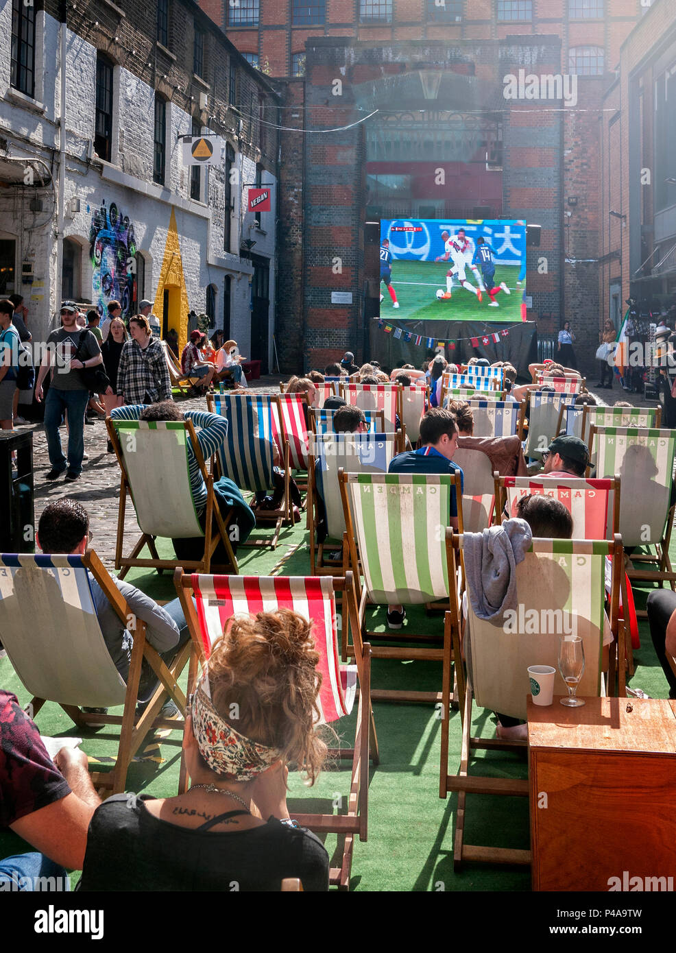 London, Großbritannien. Juni 2018 21. Fans auf der Frankreich v Peru Match in Liegestühlen im Camden Market London UK Credit: Martyn Goddard/Alamy leben Nachrichten Stockfoto