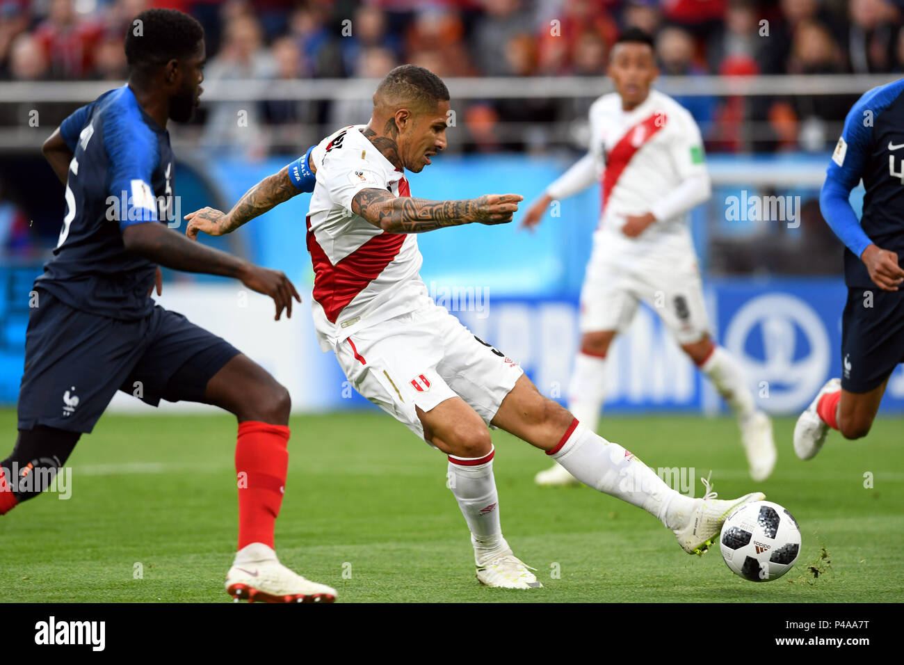 21 Juni 2018, Russland, Ekaterinburg - Fußball-WM 2018, Frankreich gegen Peru, Vorrunde, Gruppe C, zweites Spiel Tag am Jekaterinburg Arena: Perus Paolo Guerrero spielt den Ball. Foto: Marius Becker/dpa Quelle: dpa Picture alliance/Alamy Leben Nachrichten Quelle: dpa Picture alliance/Alamy leben Nachrichten Stockfoto