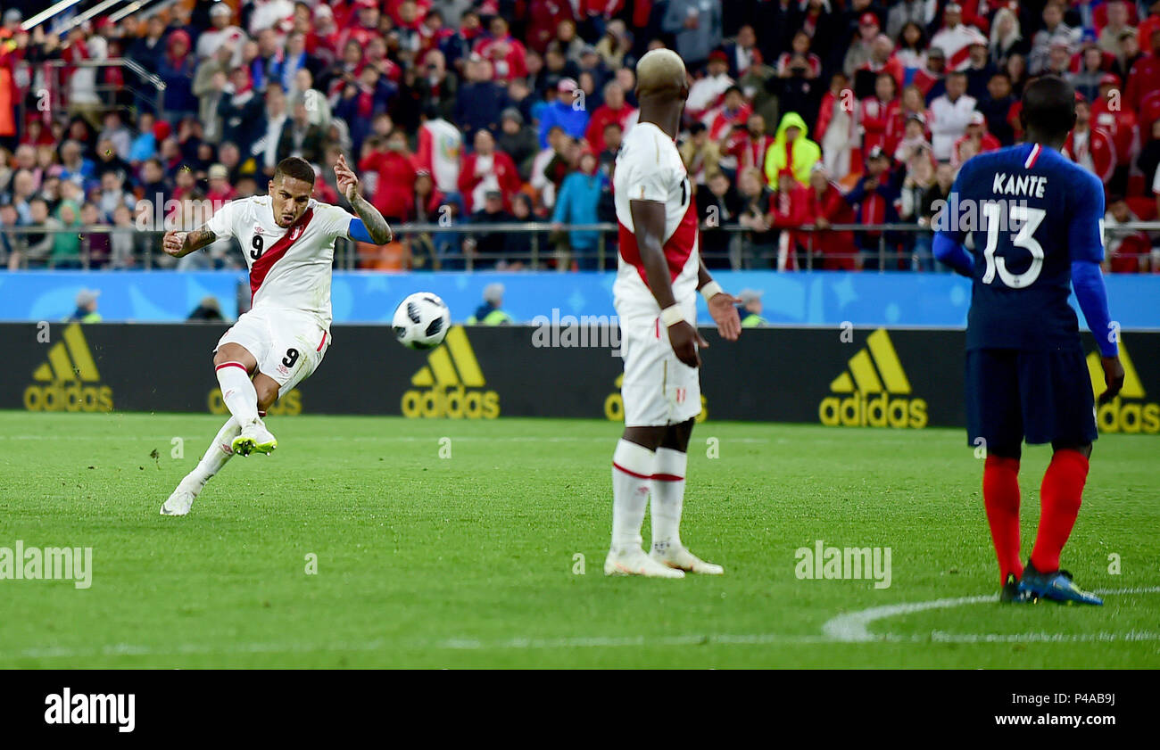 Jekaterinburg, Russland. 21 Juni, 2018. Paolo Guerrero (L) von Peru konkurriert während der 2018 FIFA World Cup Gruppe C Match zwischen Frankreich und Peru in Jekaterinburg, Russland, 21. Juni 2018. Frankreich gewann 1:0. Credit: Du Yu/Xinhua/Alamy leben Nachrichten Stockfoto