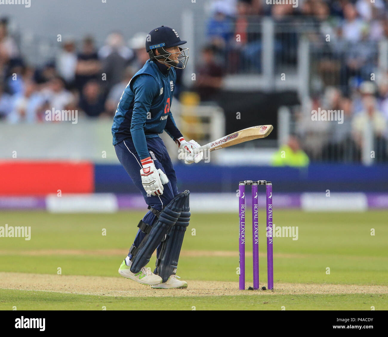 Donnerstag, 21 Juni 2018, Emerald Emirate Riverside, Chester-le-Street, 4. ODI Royal London eintägiger Serie England v Australia; Joe Root von England ist in der Seite, mit der Kugel Stockfoto