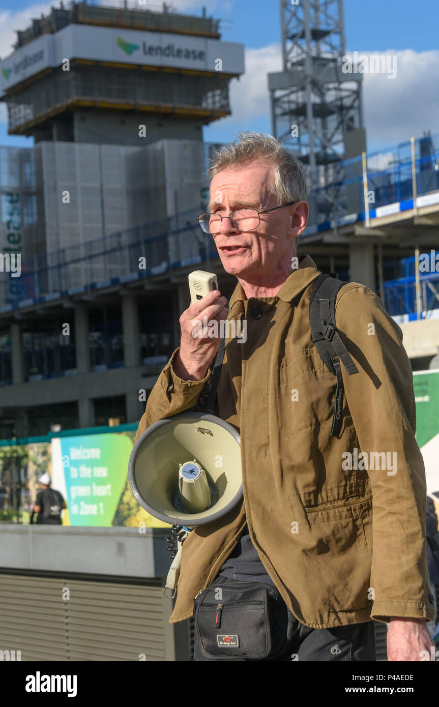 London, Großbritannien. Juni 2018 21. Ein ehemaliger Bewohner des preisgekrönten Heygate Immobilien spricht über Sein Abriss mit dem Verlust von rund tausend Sozialwohnungen zu teuren privaten Wohnungen jetzt gebaut werden auf der Website als Anwohner und Schüler protestieren gegen die Pläne von Eigentum giant Delancey und der Universität der Künste London (UAL) die Elephant und Castle Einkaufszentrum zu demolieren, und ersetzen Sie sie mit Luxus Gehäuse und ein neues Gebäude für die London College der Kommunikation (LCC). Credit: Peter Marschall/Alamy leben Nachrichten Stockfoto