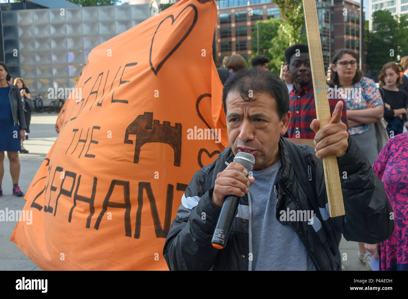 London, Großbritannien. Juni 2018 21. Victor Ramirez der Vereinigten Stimmen der Welt spricht in Spanisch in Unterstützung der vielen Latinos in der lokalen Gemeinschaft, Händler und Kunden, die verdrängt werden, wenn die Pläne von Eigentum giant Delancey und der Universität der Künste London (UAL) die Elephant und Castle Einkaufszentrum zu demolieren, und ersetzen Sie sie mit Luxus Gehäuse und ein neues Gebäude für die London College der Kommunikation (LCC) voran gehen. Credit: Peter Marschall/Alamy leben Nachrichten Stockfoto