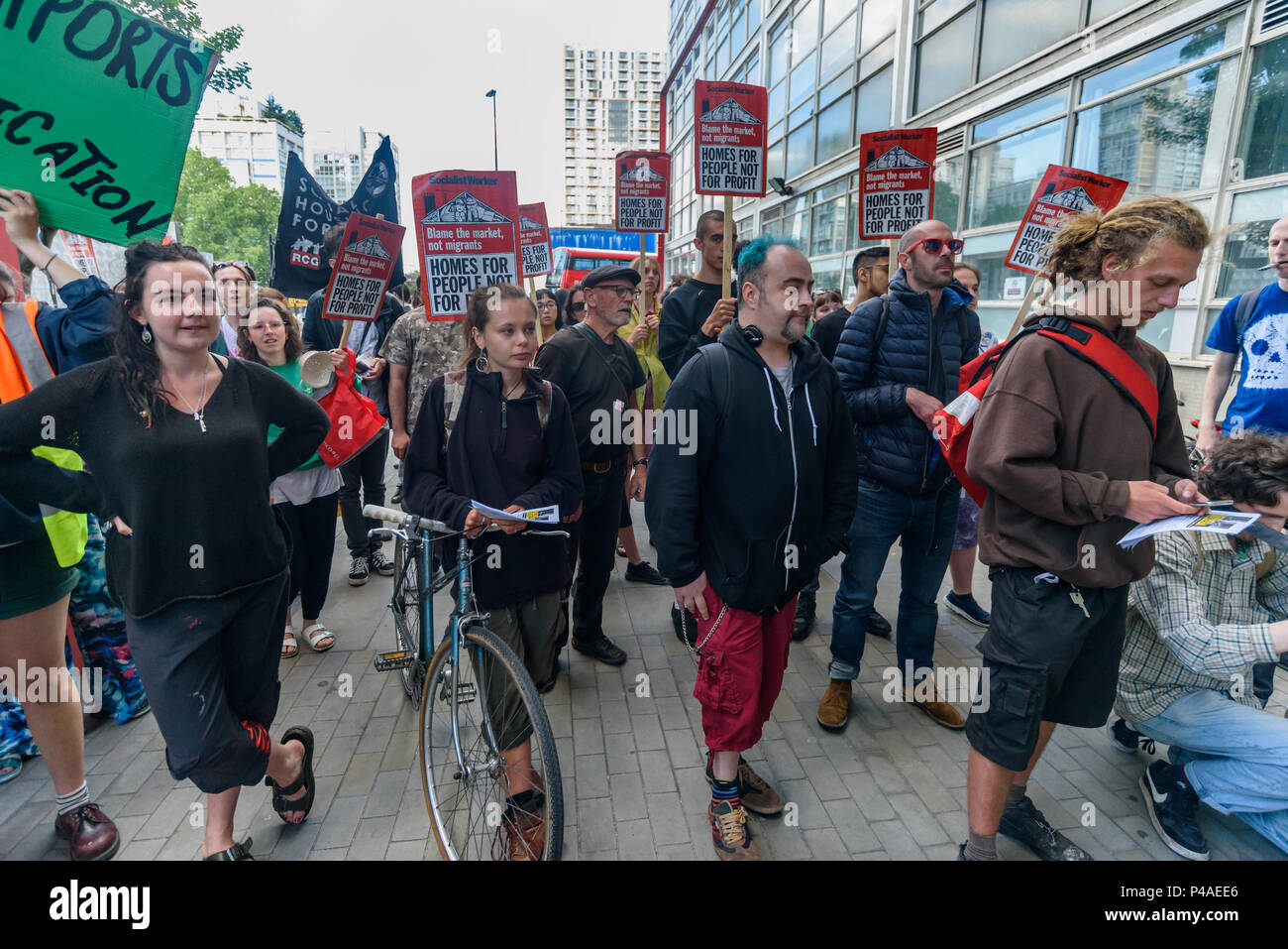 London, Großbritannien. Juni 2018 21. Anwohner und Studenten protestieren gegen die Pläne von Eigentum giant Delancey und der Universität der Künste London (UAL) die Elephant und Castle Einkaufszentrum zu demolieren, und ersetzen Sie sie mit Luxus Gehäuse und ein neues Gebäude für die London College der Kommunikation (LCC). eine Abschlusskundgebung halten außerhalb des LCC, wo die Polizei bilden eine Linie zu stoppen Sie sie. Credit: Peter Marschall/Alamy leben Nachrichten Stockfoto