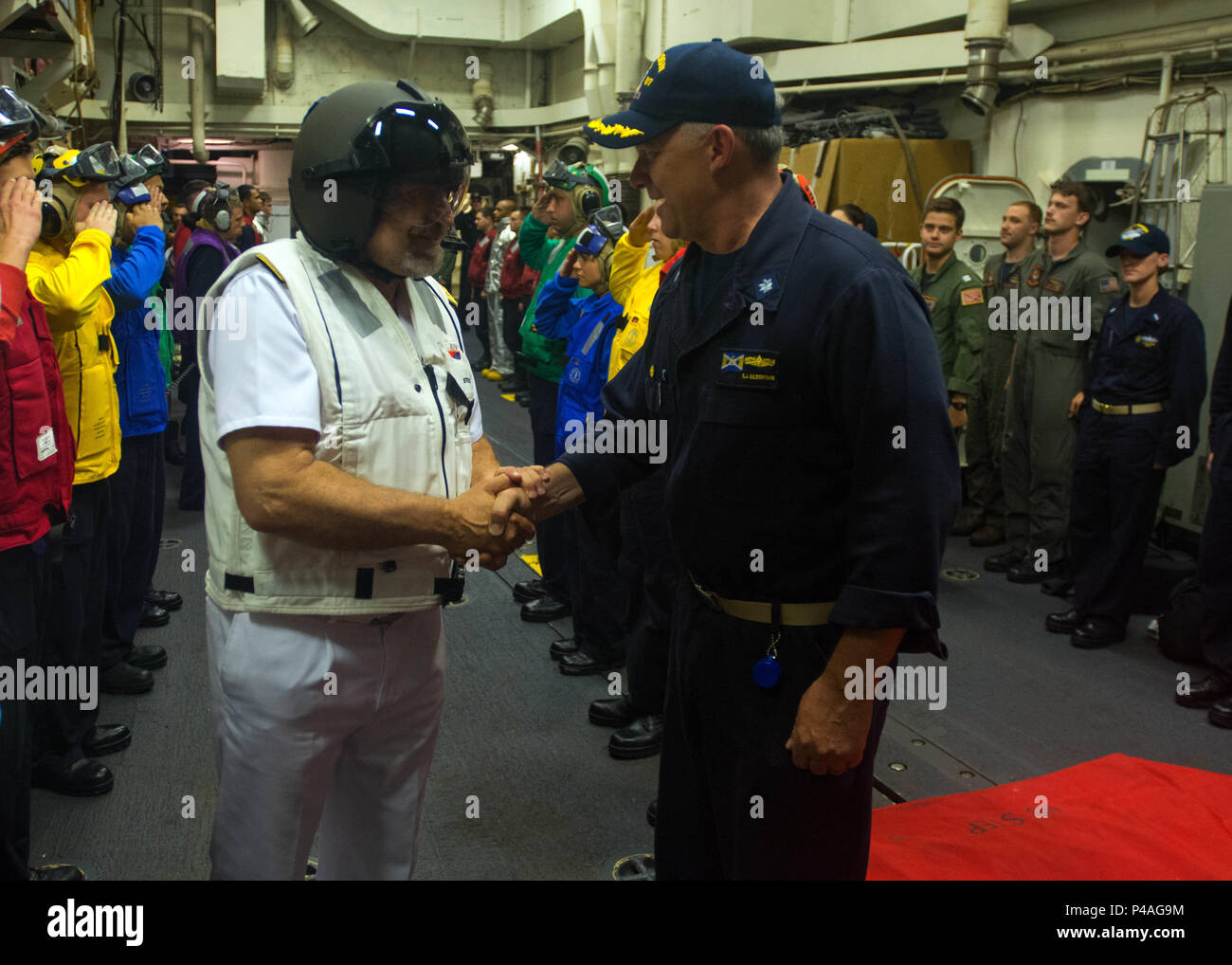 160616-N-CL 027-425 MITTELMEER (16. Juni 2016) Cmdr. Christopher J. Gilbertson, kommandierender Offizier der geführten Anti-raketen-Zerstörer USS Mason (DDG87), schüttelt Hände mit Chef der Italienischen Marine Adm. Guiseppe De Giorgi nach einem Besuch in seinem Ätna (A 5326) beobachten bieten Biokraftstoffe zu Mason als Teil einer gemeinsamen internationalen Initiative zwischen der U.S. Navy große Grüne Flotte und die italienische Marine Flotta Verde. Mason, eingesetzt als Teil der Eisenhower Carrier Strike Group, ist die Durchführung von naval Operations in den USA 6 Flotte Bereich der Maßnahmen zur Unterstützung der US-amerikanischen nationalen Sicherheitsinteressen in Euro Stockfoto