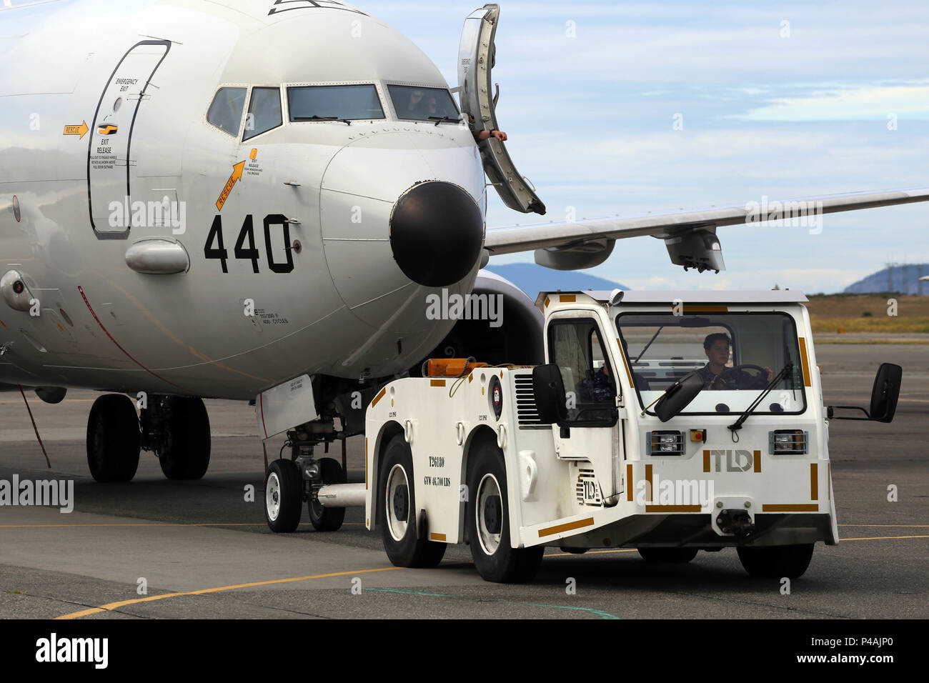 Aviation Electrician's Mate schleppt am 22. Juni 2016 ein P-8 Poseidon-Marine-Patrouille- und Aufklärungsflugzeug auf der Naval Air Station Whidbey Island's Ault Field. Der P-8, angetrieben von zwei CFM56-7B27A Turbofan-Motoren, soll den P-3 Orion ersetzen, der seit den 1960er Jahren in Betrieb ist VP-30 überwacht Ausbildung, Flugbetrieb und TOWEX-Aktivitäten und unterstützt die Bereitschaft der Marineflugzeuge, die Seeüberwachung, die Befähigung der Besatzung und die Einsatzfähigkeit. Stockfoto