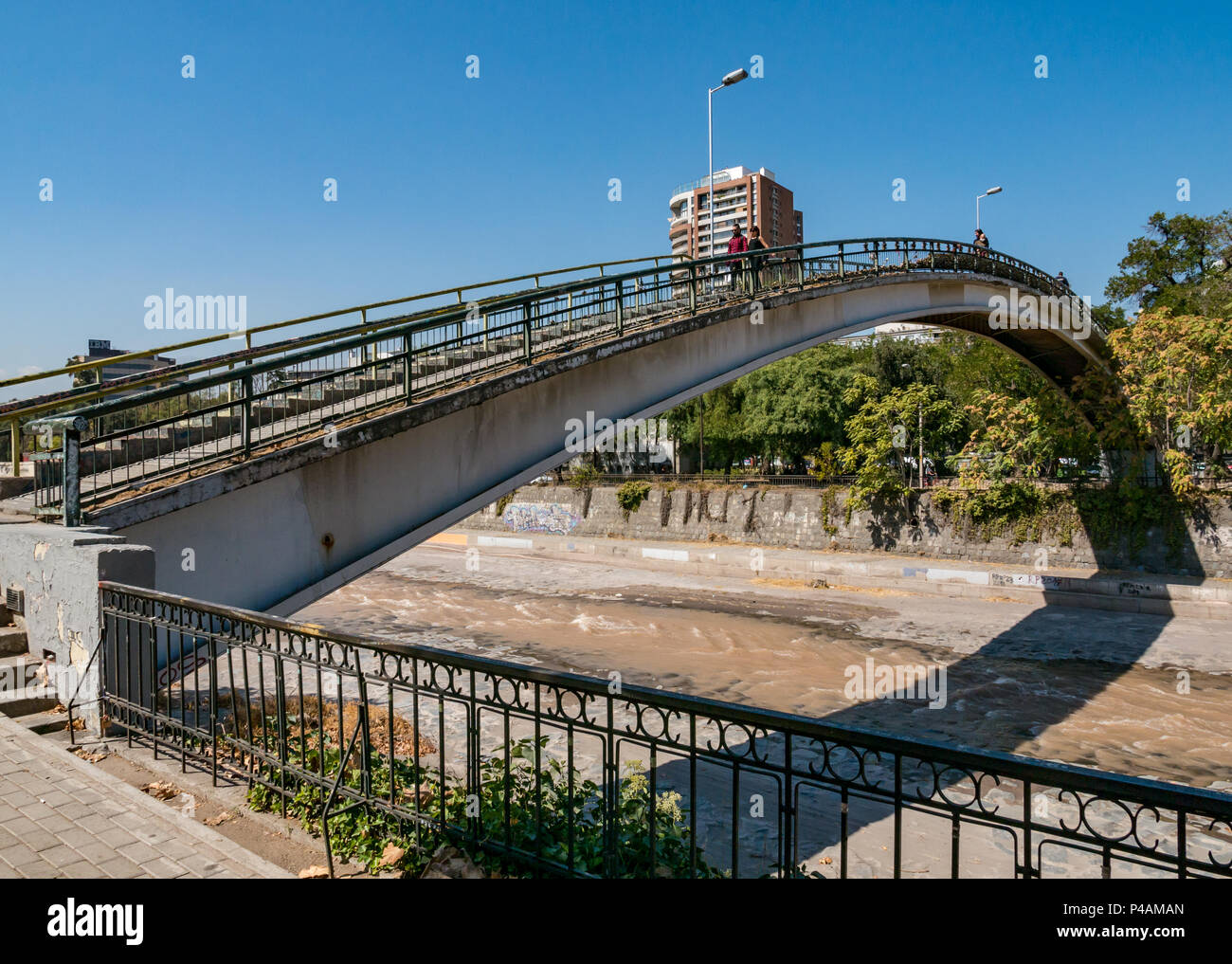 Fußgänger-Brücke über den Fluss Mapocho, Racamalac Brücke, Santiago, Chile, mit niedrigem Wasser Stockfoto