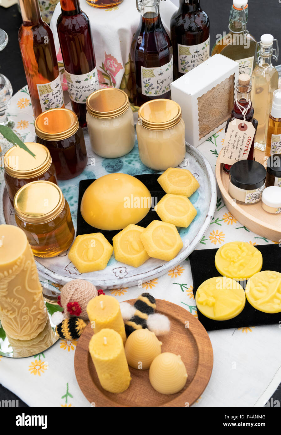 Bienen Wachs Produkte und Gläser Honig eine Landwirtschaft zeigen. Großbritannien Stockfoto