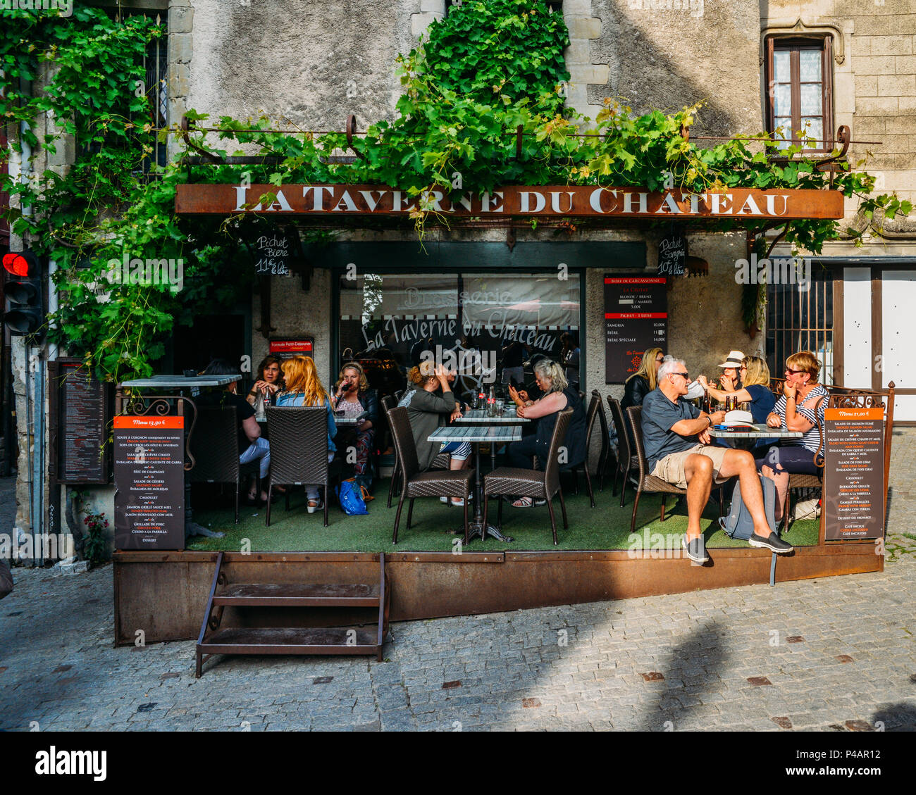 Restaurant Terrasse in Carcassonne, einem Hügel Stadt im südlichen Frankreich, ist ein UNESCO Weltkulturerbe Stockfoto