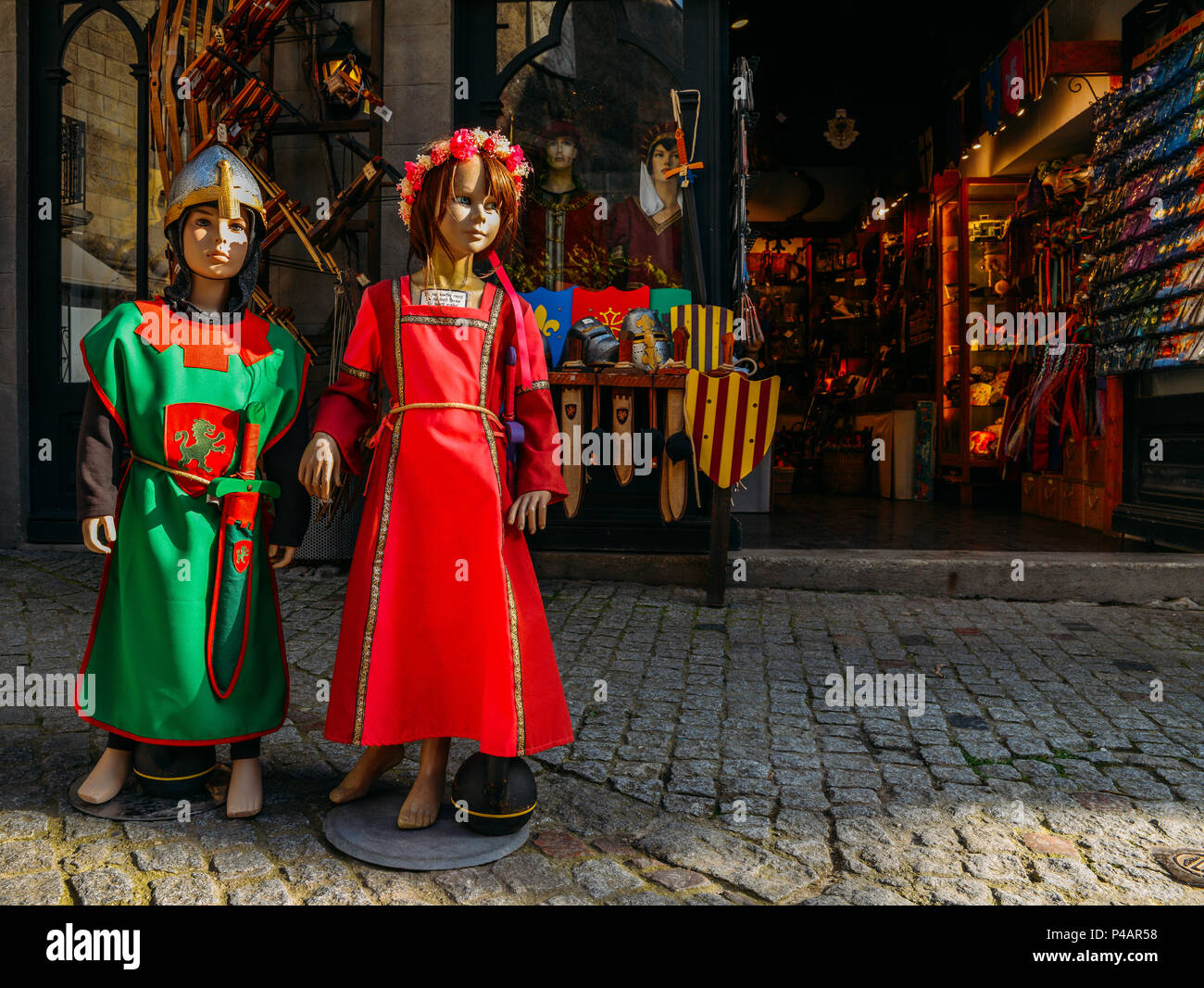 Puppen in mittelalterlichen Kleidern in der Altstadt von Carcassonne, einem Hügel Stadt im südlichen Frankreich gekleidet Stockfoto