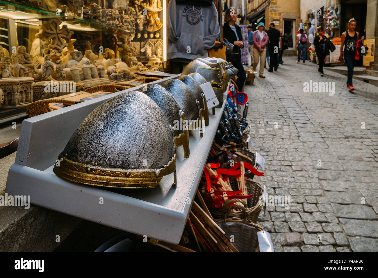 Touristisch mittelalter Souvenirs in Carcassonne, einem Hügel Stadt in Frankreich, ist ein UNESCO Weltkulturerbe Stockfoto