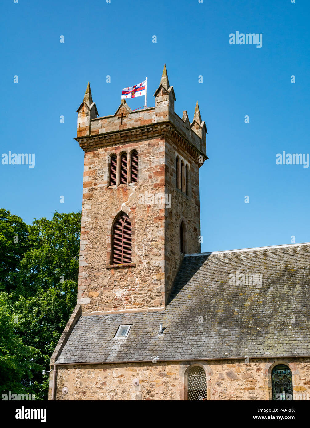 Dirleton Parish Church quadratischer Glockenturm mit RNLI-Flagge, East Lothian, Schottland, Großbritannien Stockfoto