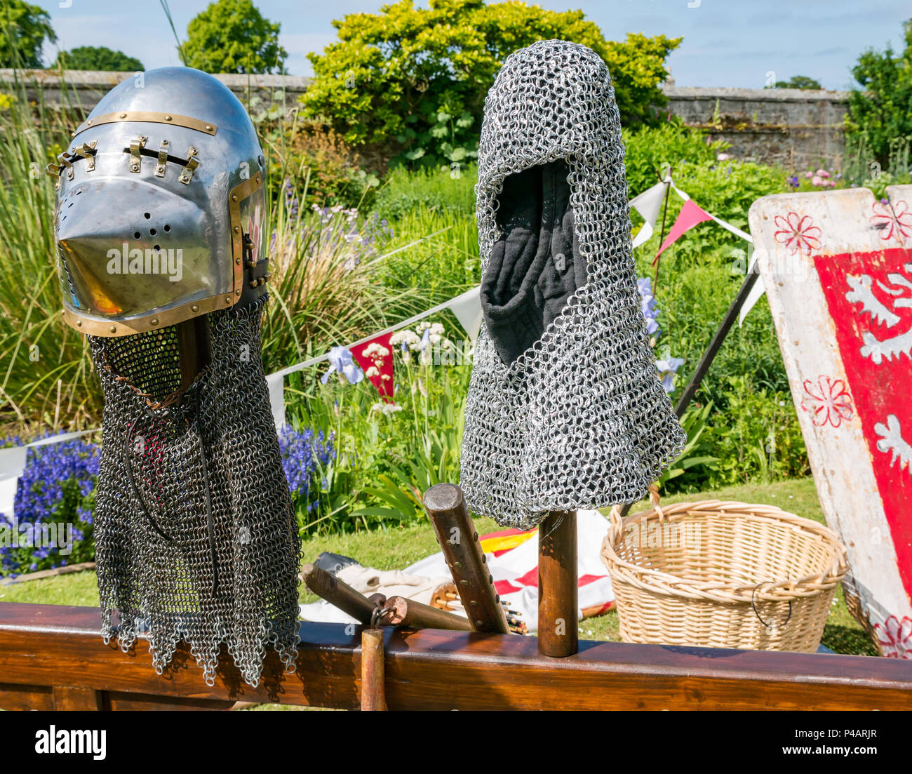 Mittelalterliche Helm und Kettenhemd Hauben, Entertainment Requisiten, dirleton Castle, East Lothian, Schottland, Großbritannien Stockfoto