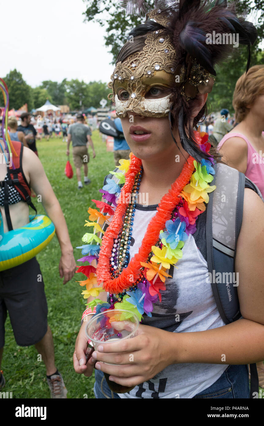 Kostümierte Frau bekleidet sehr phantasievoll katze maske und bunten Regenbogen leis genießen die Festlichkeiten an Loring Park. Minneapolis Minnesota MN USA Stockfoto