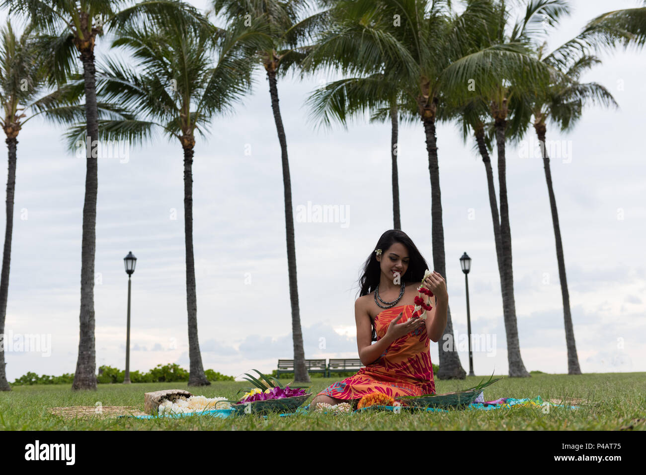 Frau Vorbereitung liegen Girlande im Garten Stockfoto