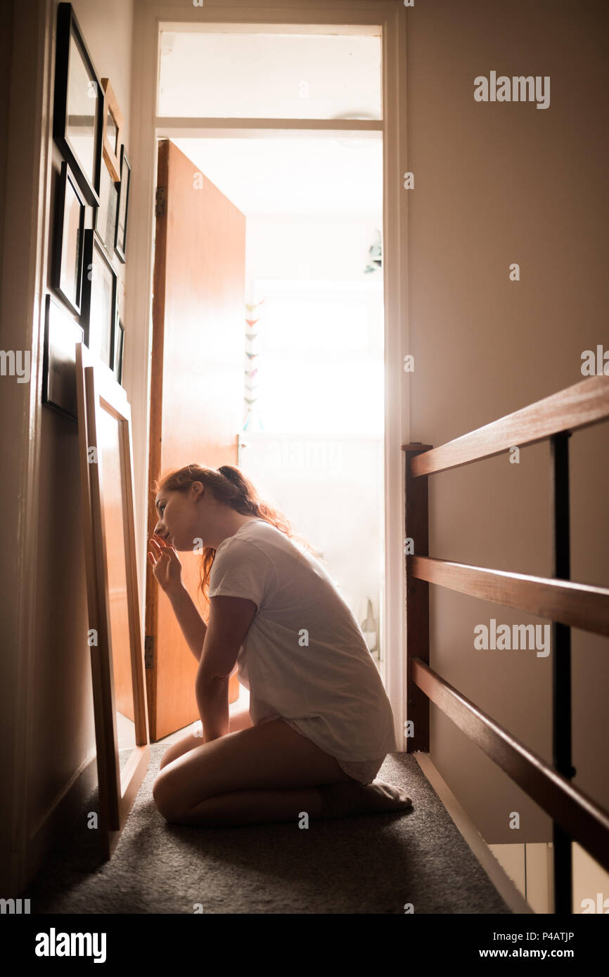 Frau Anwendung bis zu Hause. Stockfoto