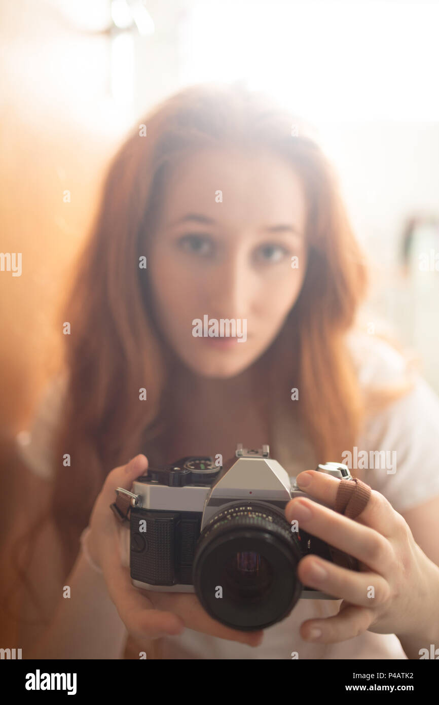 Frau mit Kamera zu Hause Stockfoto