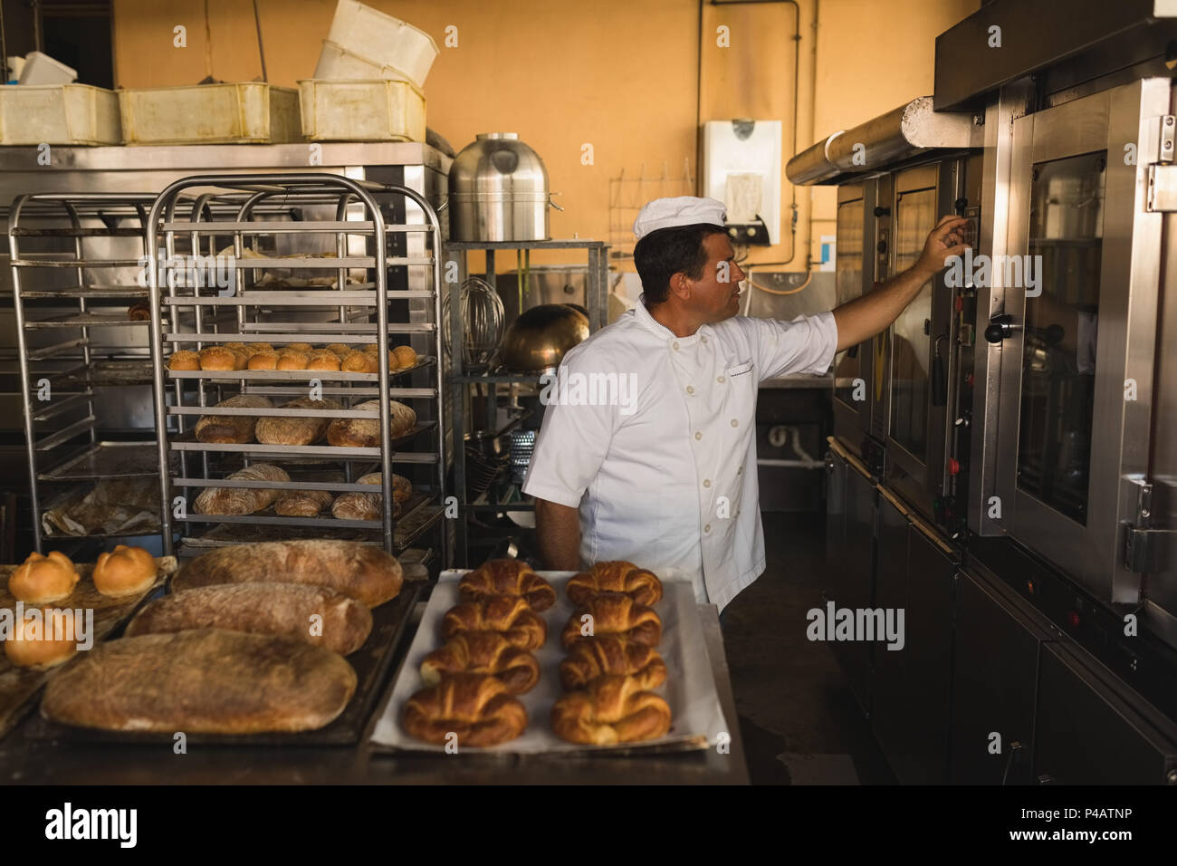 Männliche Bäcker in der Bäckerei arbeiten Stockfoto